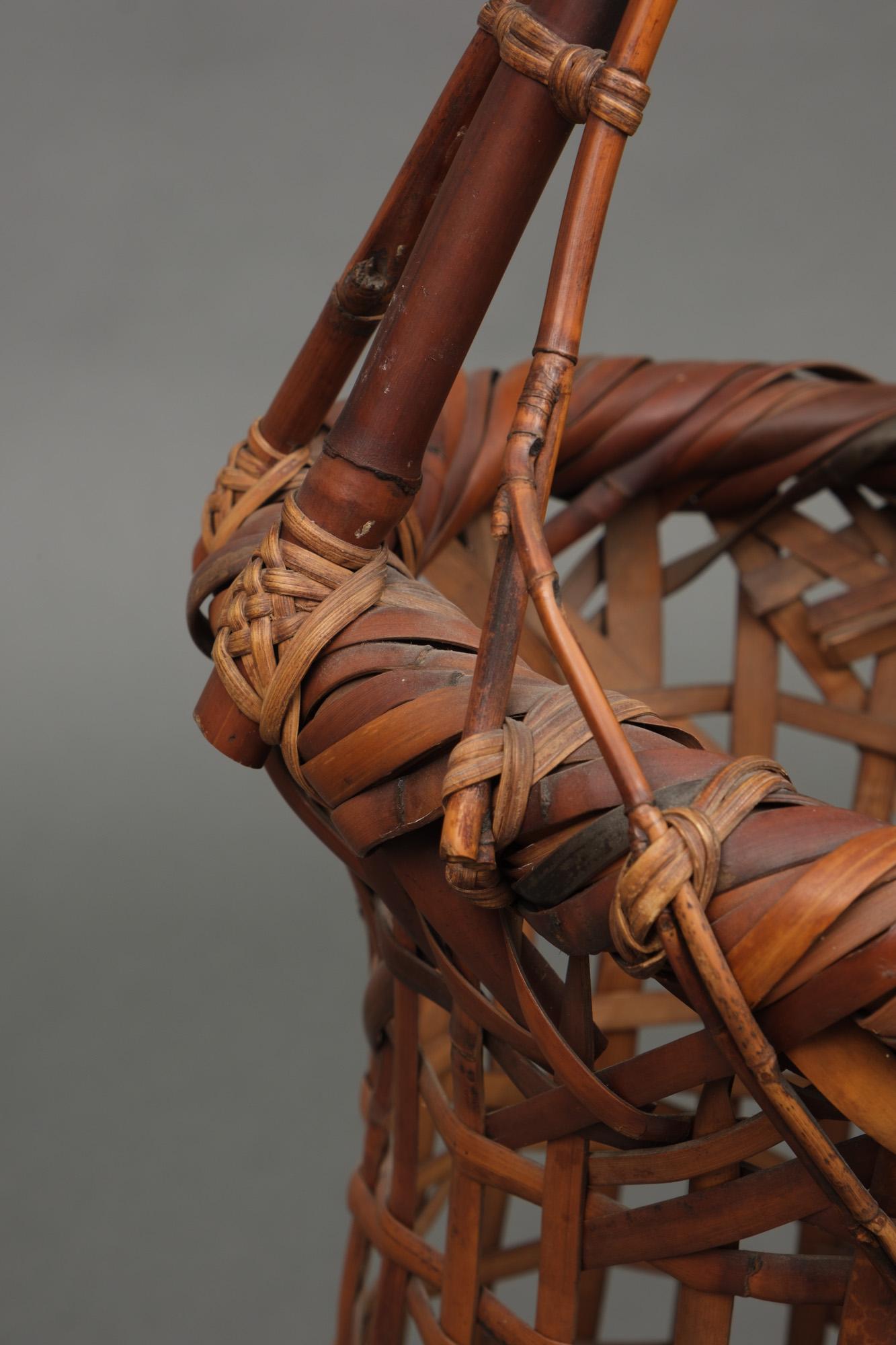 Tall Japanese Woven Bamboo Ikebana Basket by Kosuge Kôgetsu 小菅吼月 (1932-2017) For Sale 7