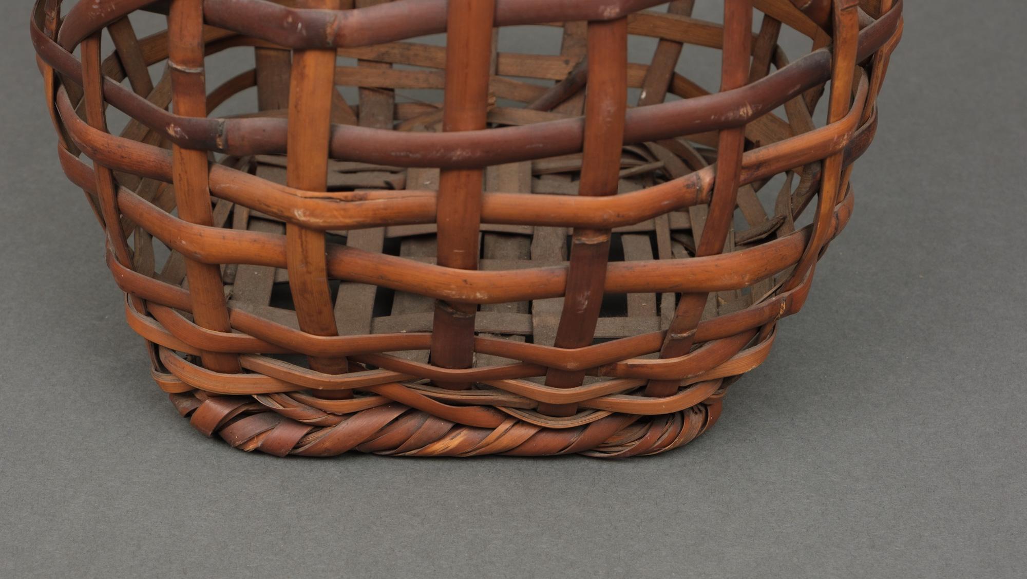 Tall Japanese Woven Bamboo Ikebana Basket by Kosuge Kôgetsu 小菅吼月 (1932-2017) For Sale 8