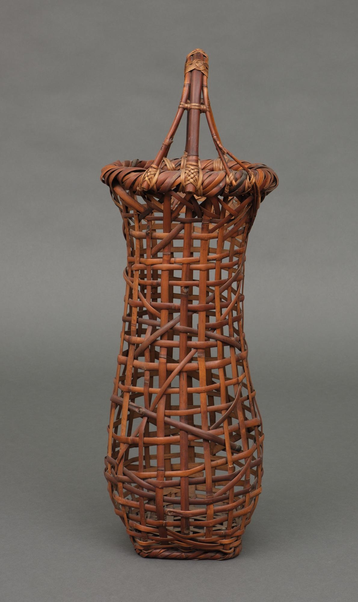 20th Century Tall Japanese Woven Bamboo Ikebana Basket by Kosuge Kôgetsu 小菅吼月 (1932-2017) For Sale