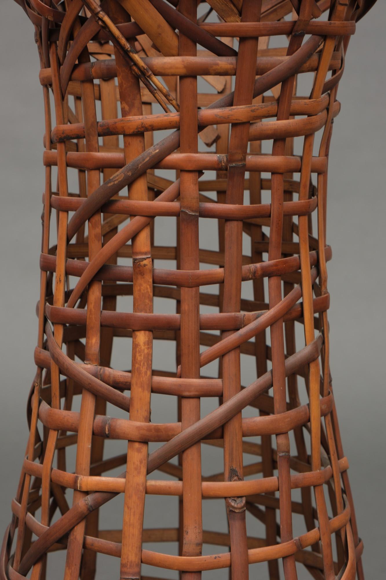 Tall Japanese Woven Bamboo Ikebana Basket by Kosuge Kôgetsu 小菅吼月 (1932-2017) For Sale 1