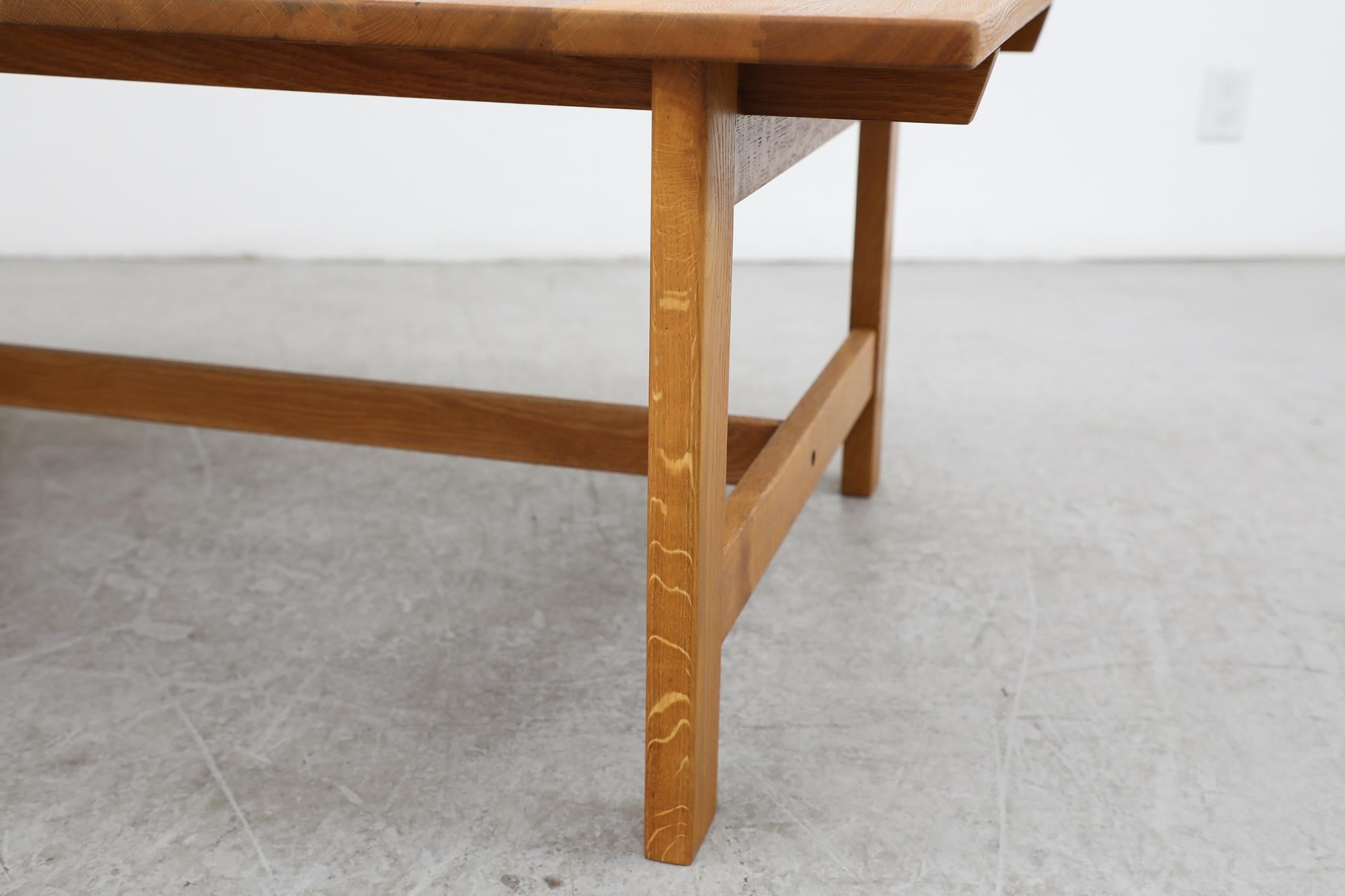 Grande table basse en chêne danois du milieu du siècle de Kurt Østervig avec piètement en caisson en vente 3
