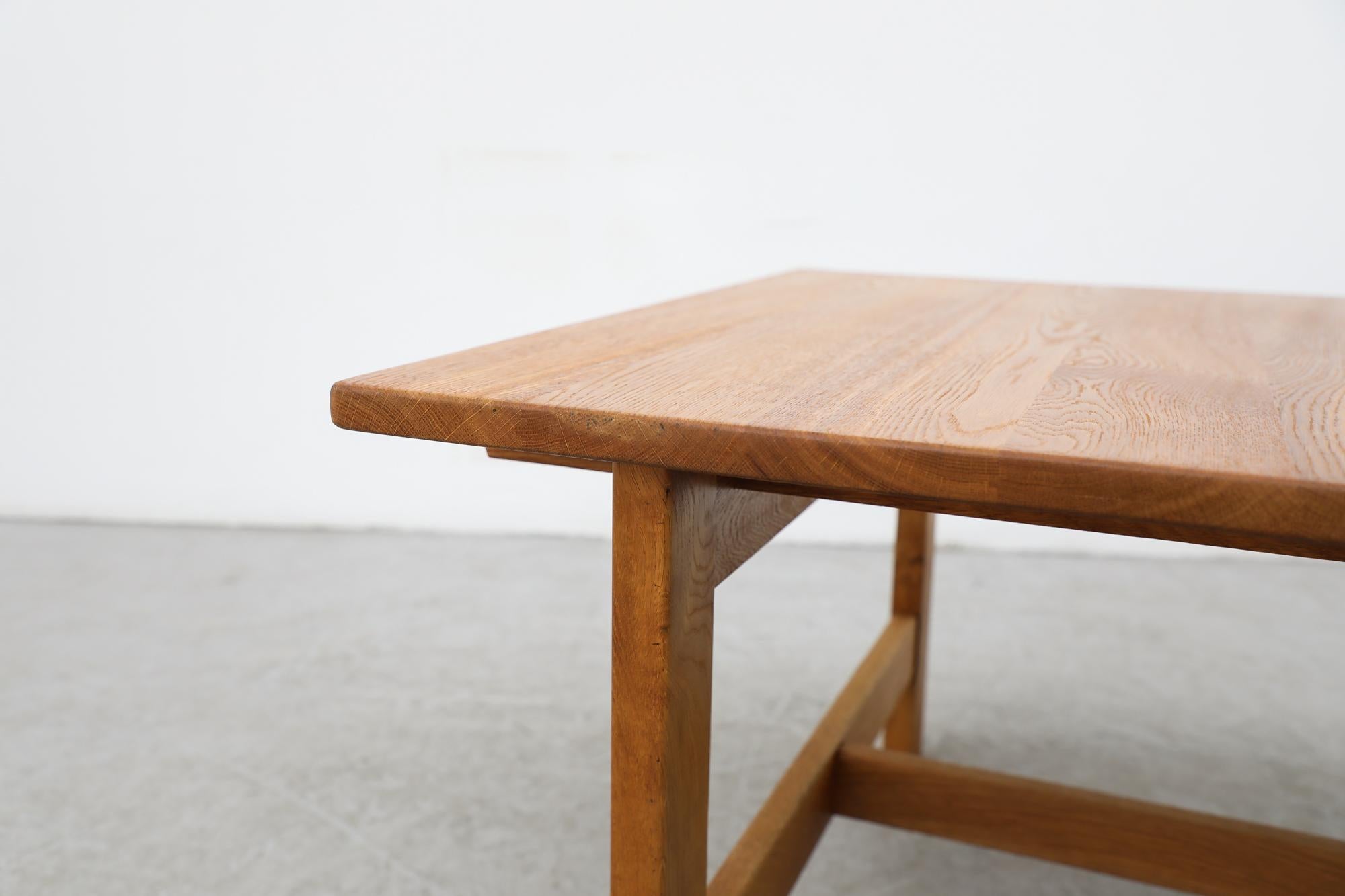 Grande table basse en chêne danois du milieu du siècle de Kurt Østervig avec piètement en caisson en vente 5