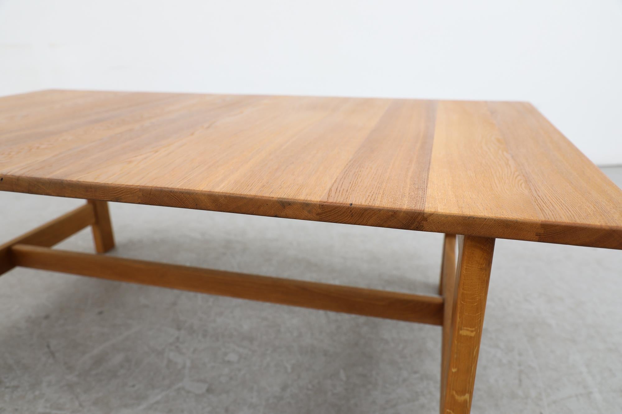 Grande table basse en chêne danois du milieu du siècle de Kurt Østervig avec piètement en caisson en vente 6