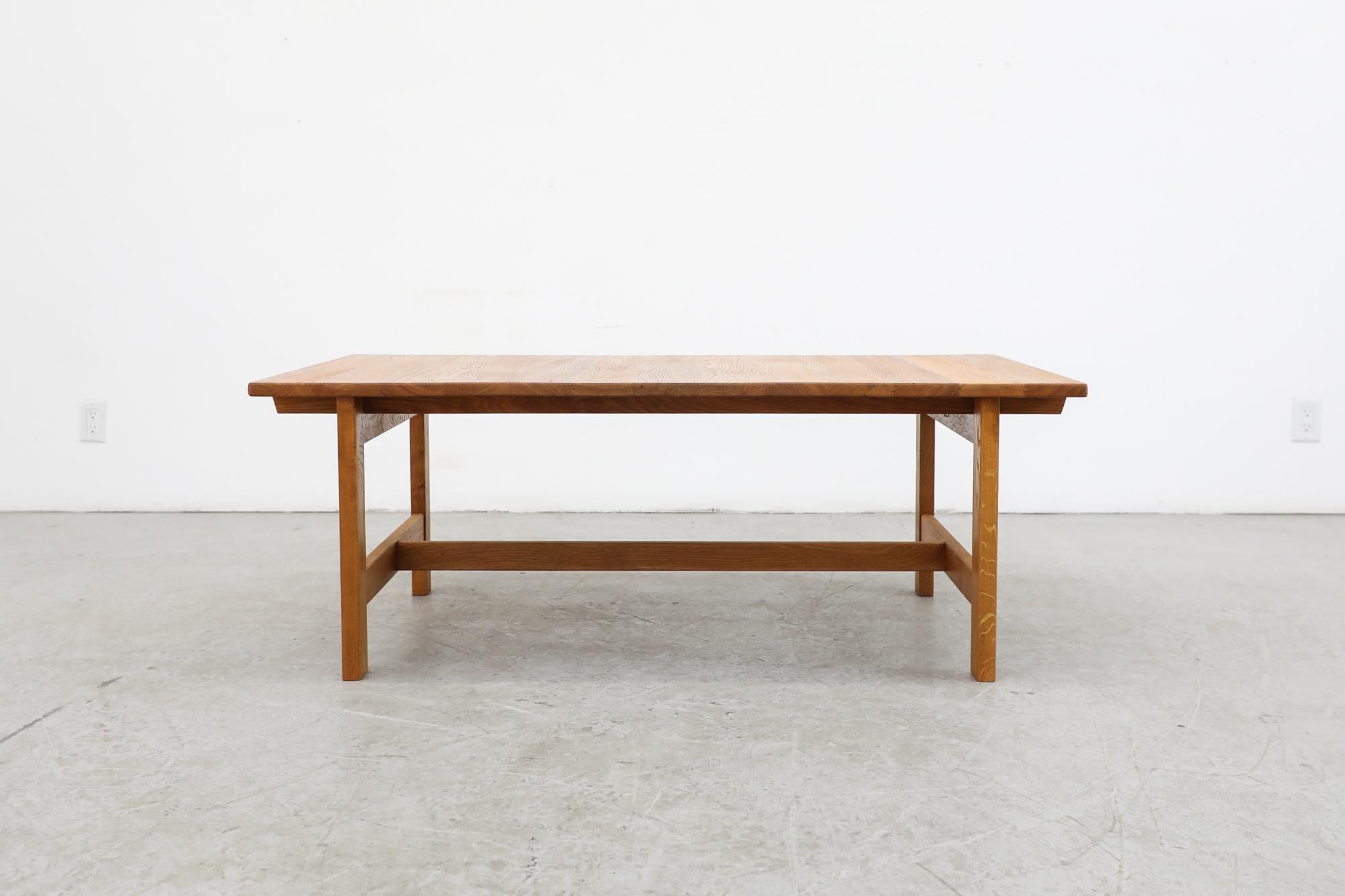 Grande table basse en chêne de Kurt Østervig, datant du milieu du siècle dernier, avec une belle structure carrée. En état d'origine avec une usure normale pour son âge. D'autres pièces de Kurt Østervig sont disponibles et listées séparément.