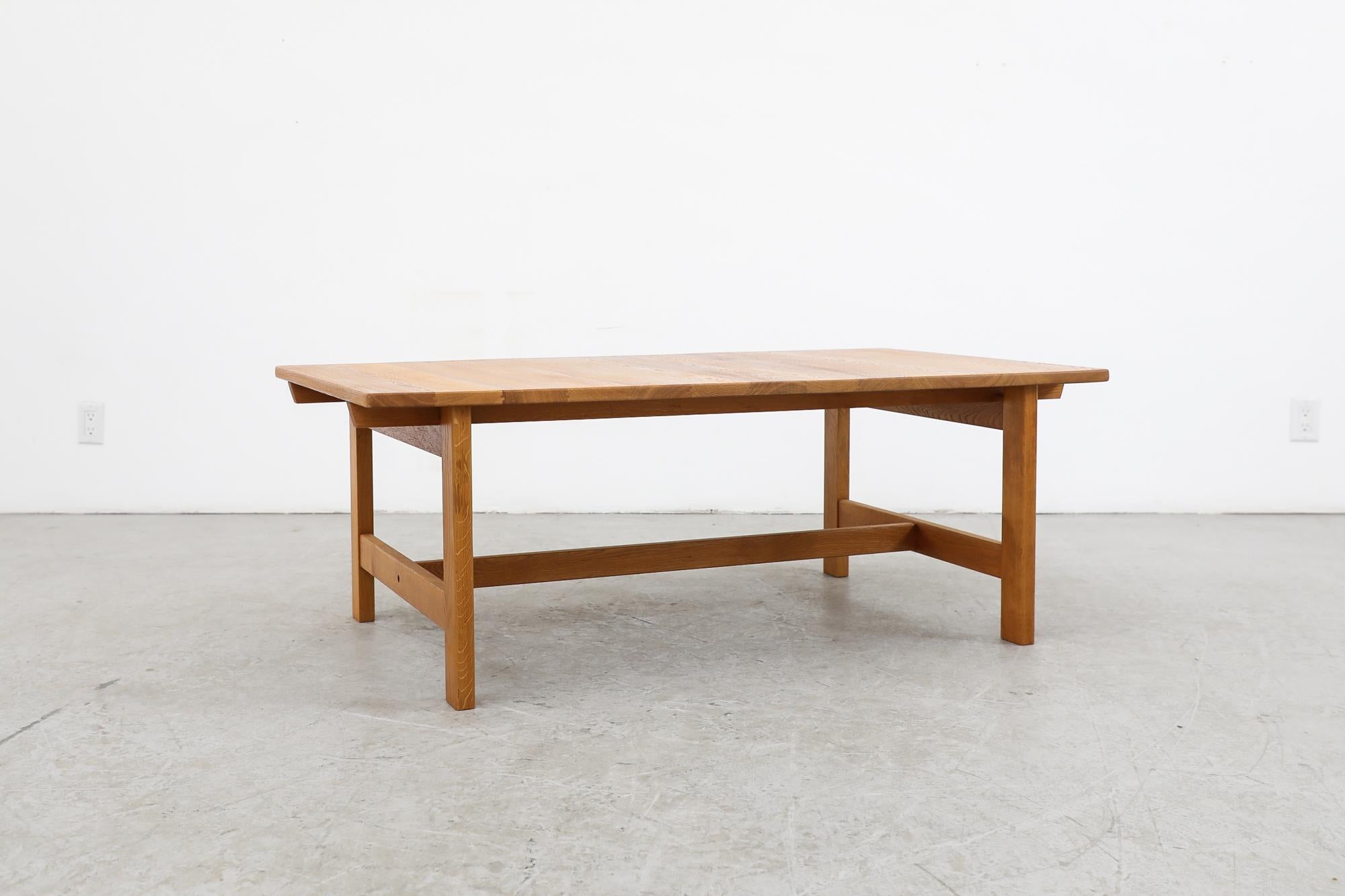 Grande table basse en chêne danois du milieu du siècle de Kurt Østervig avec piètement en caisson Bon état - En vente à Los Angeles, CA