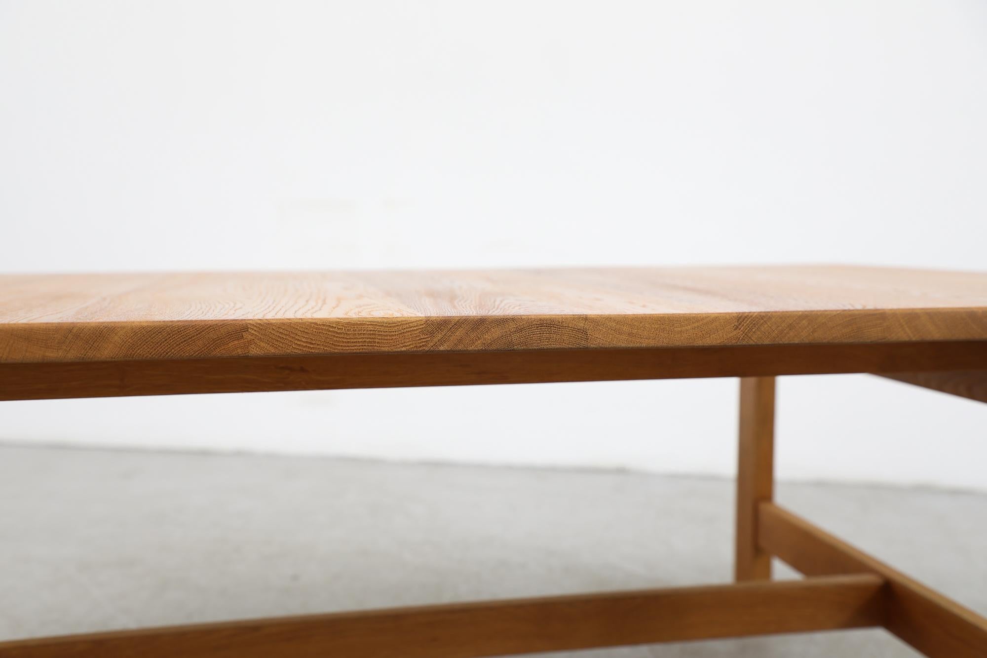 Grande table basse en chêne danois du milieu du siècle de Kurt Østervig avec piètement en caisson en vente 2