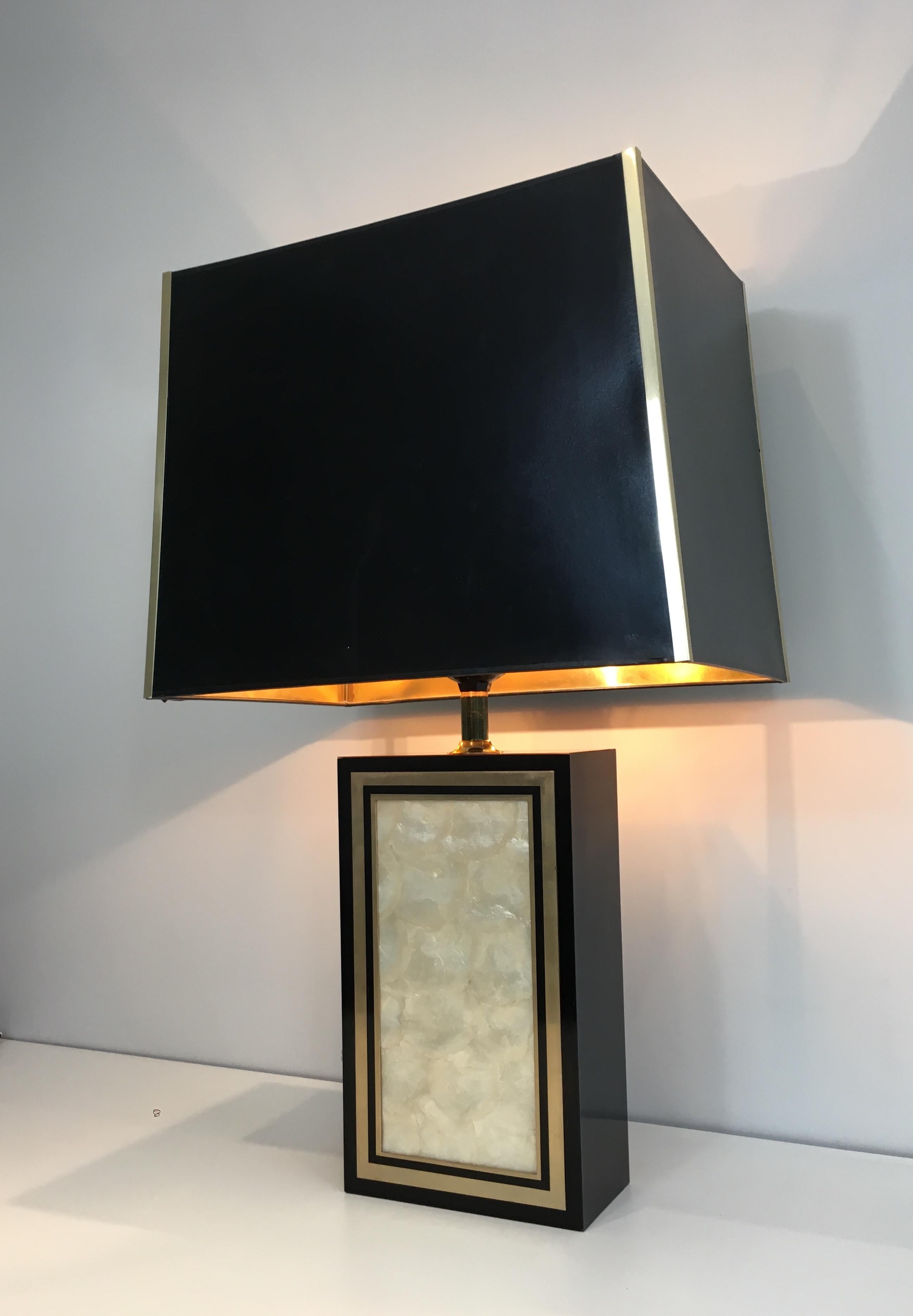 Grande lampe de table en bois laqué, doré et nacre, française, vers 1970 en vente 1