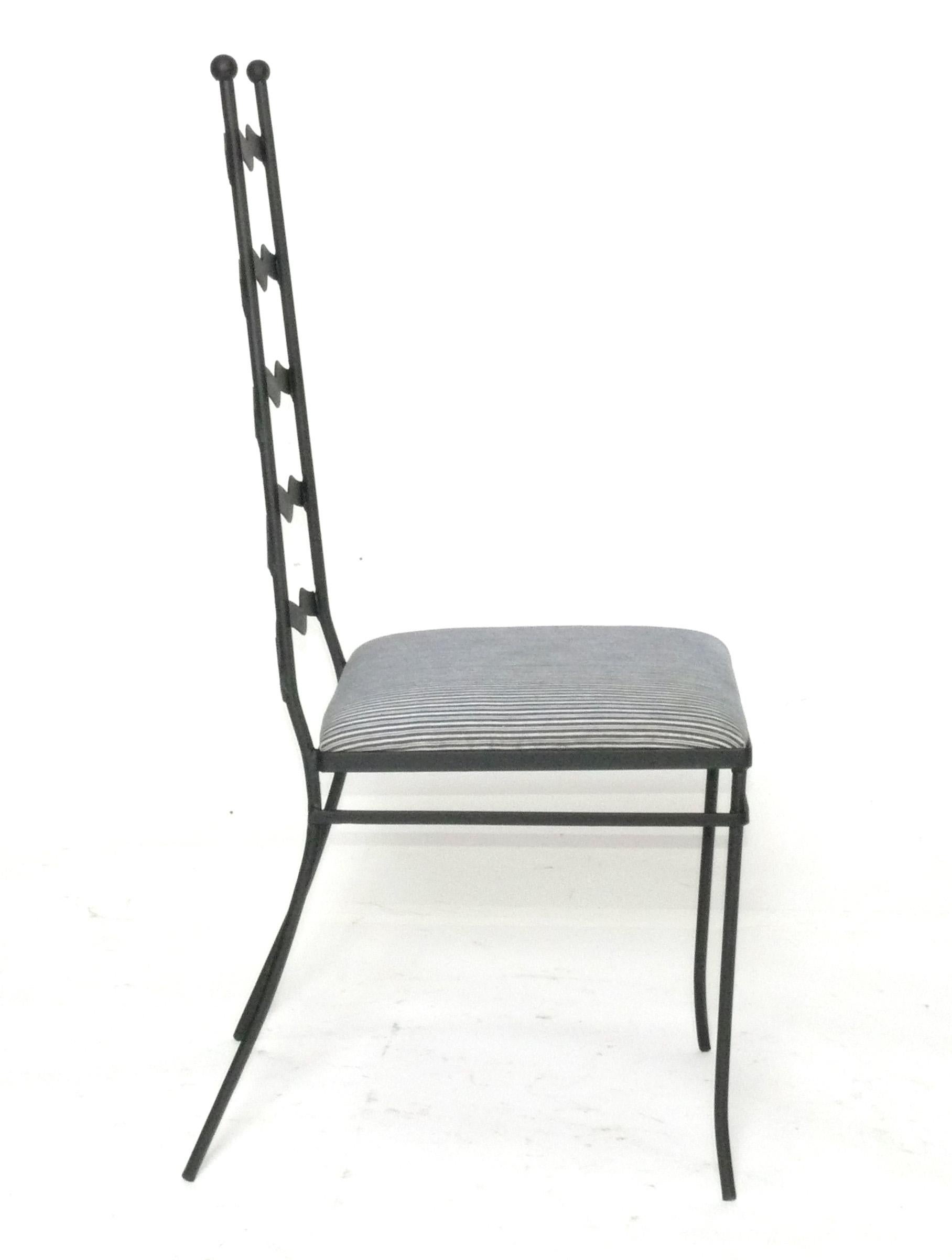 Mid-Century moderno Sedie alte con schienale a scaletta in ferro attribuite a Salterini Set da 4 per interni o esterni in vendita