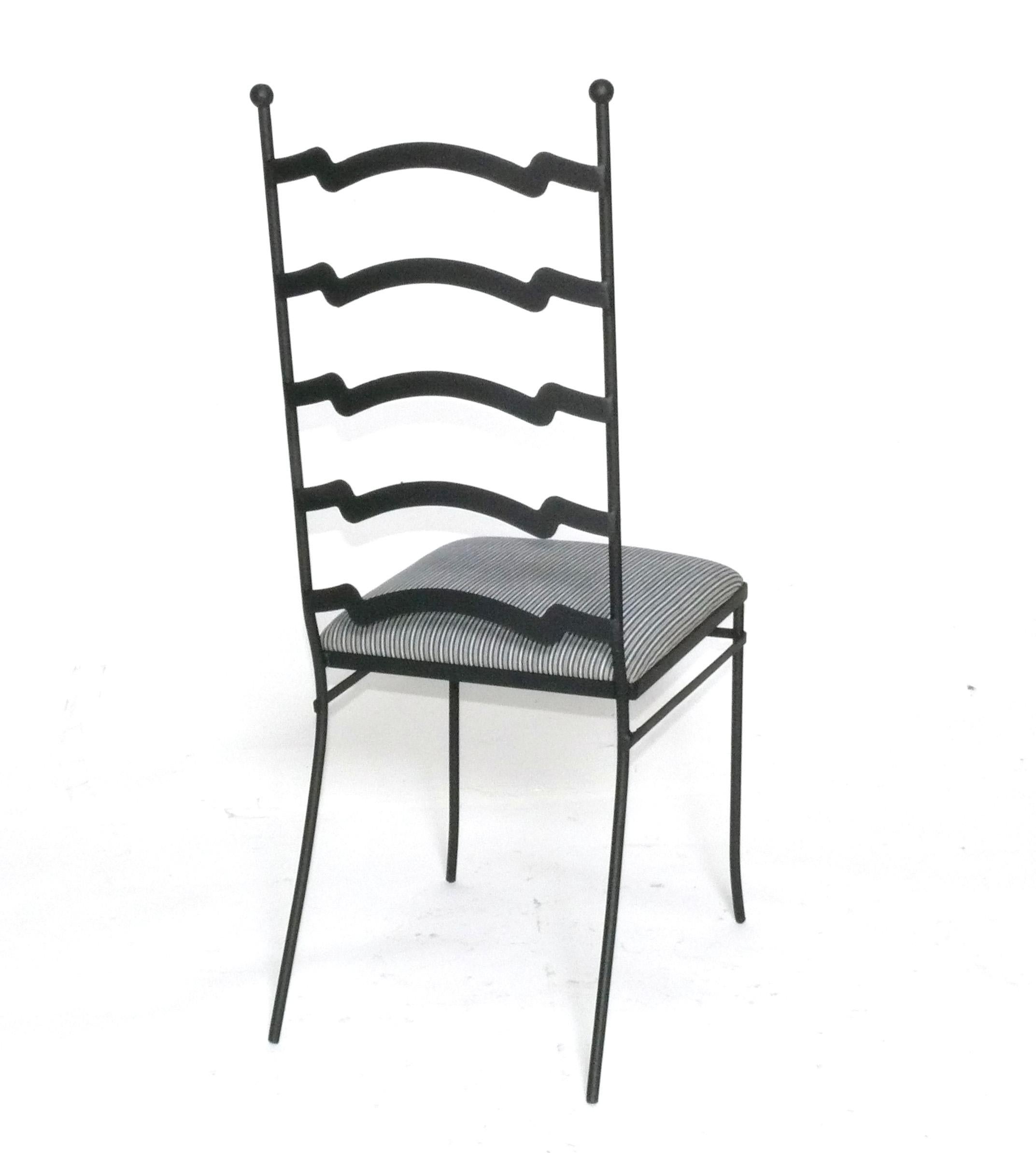 Americano Sedie alte con schienale a scaletta in ferro attribuite a Salterini Set da 4 per interni o esterni in vendita