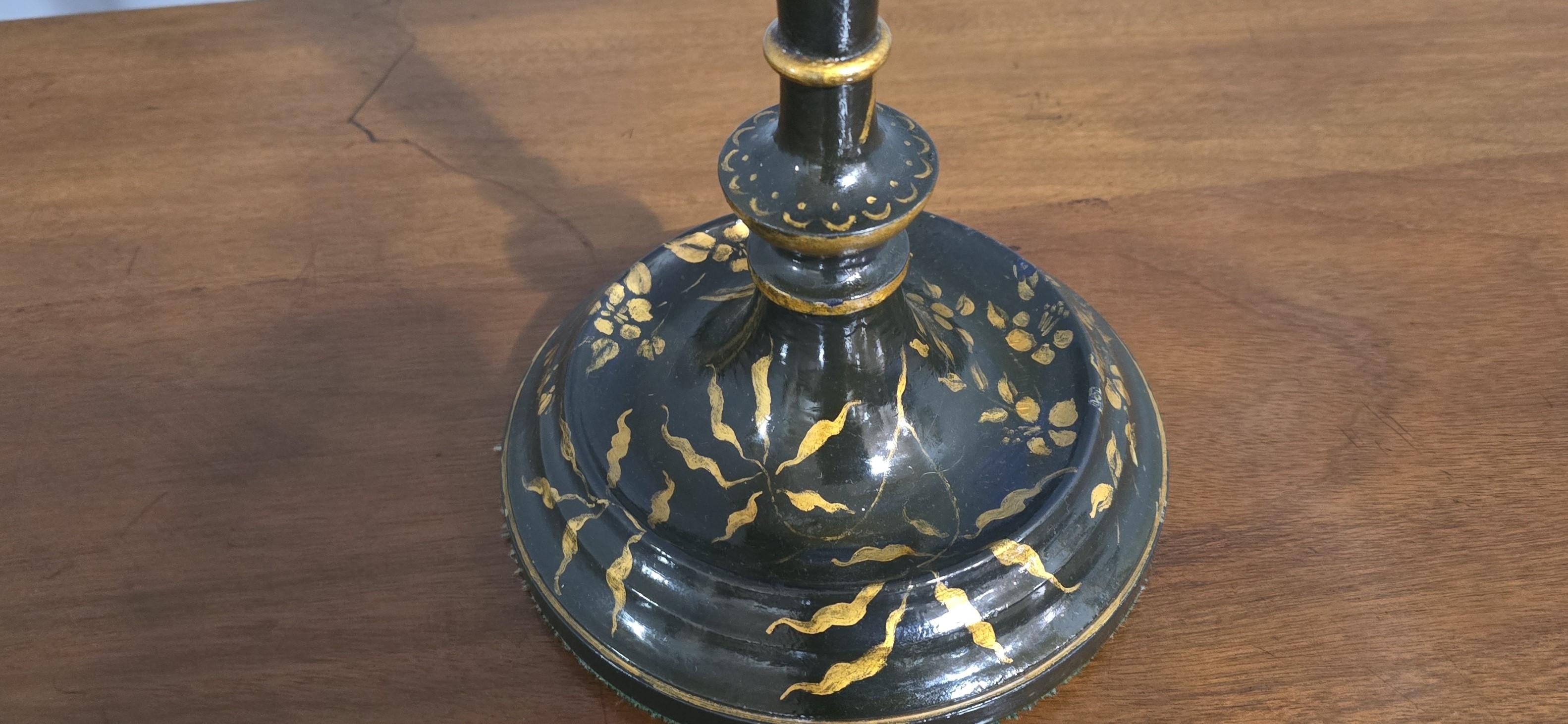 Hohe lackierte Tischleuchte (Regency) im Angebot