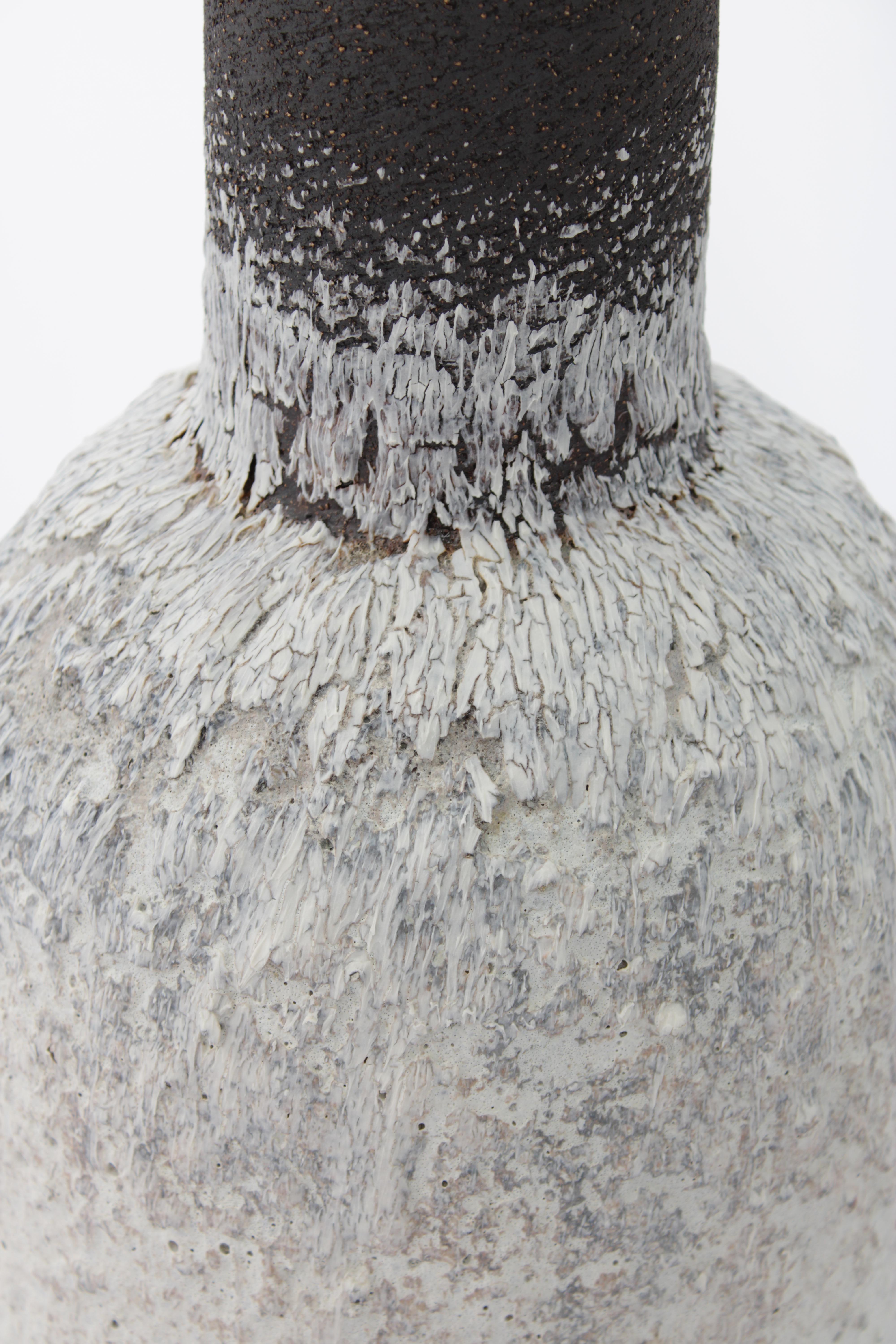 Fait main Grand grand vase en forme de bouteille en grès blanc et noir incrusté de argile et de porcelaine en vente