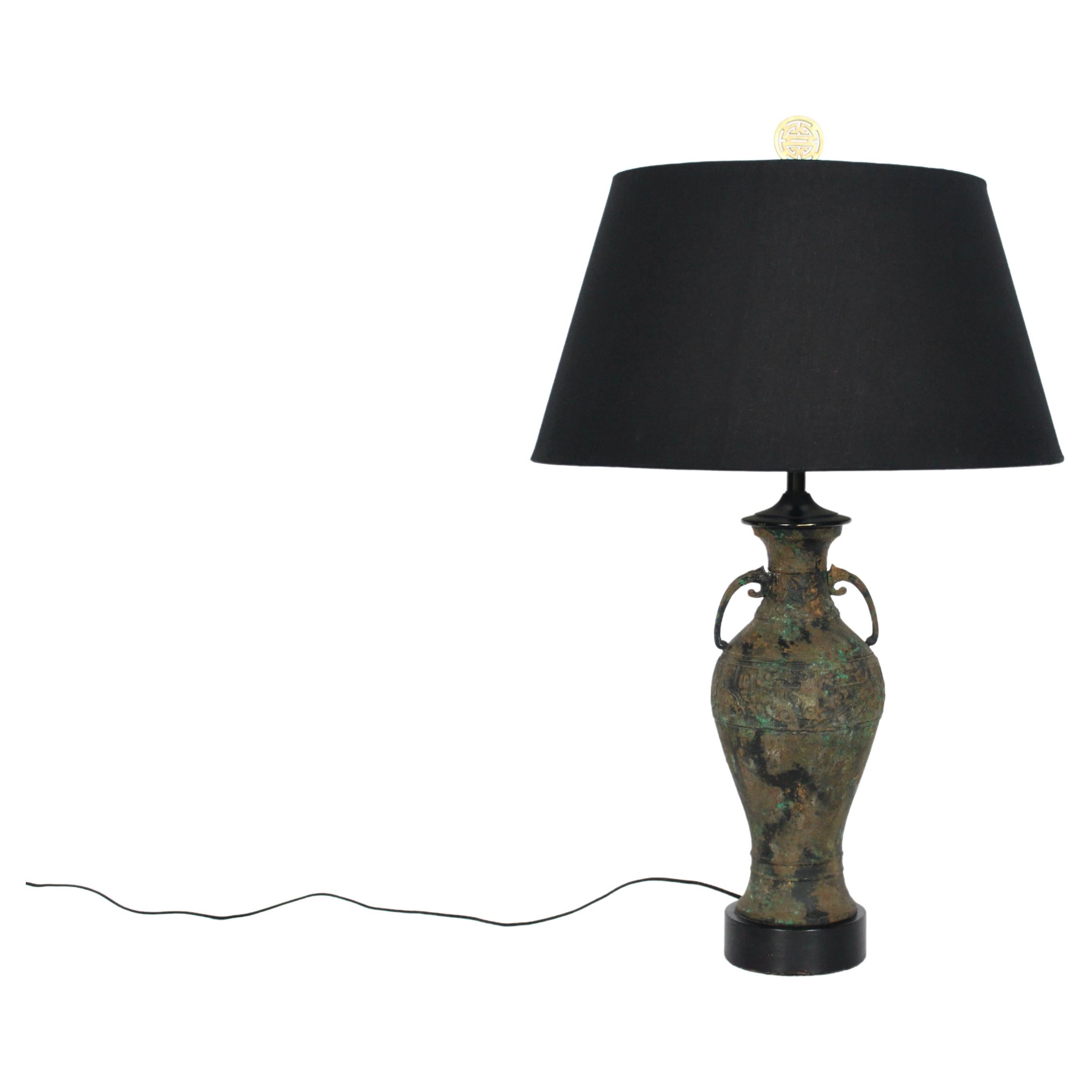 Große Laurel Lamp Company Ancient Asian Style Bronze Verdigris Tischlampe, 1950er Jahre im Angebot 8