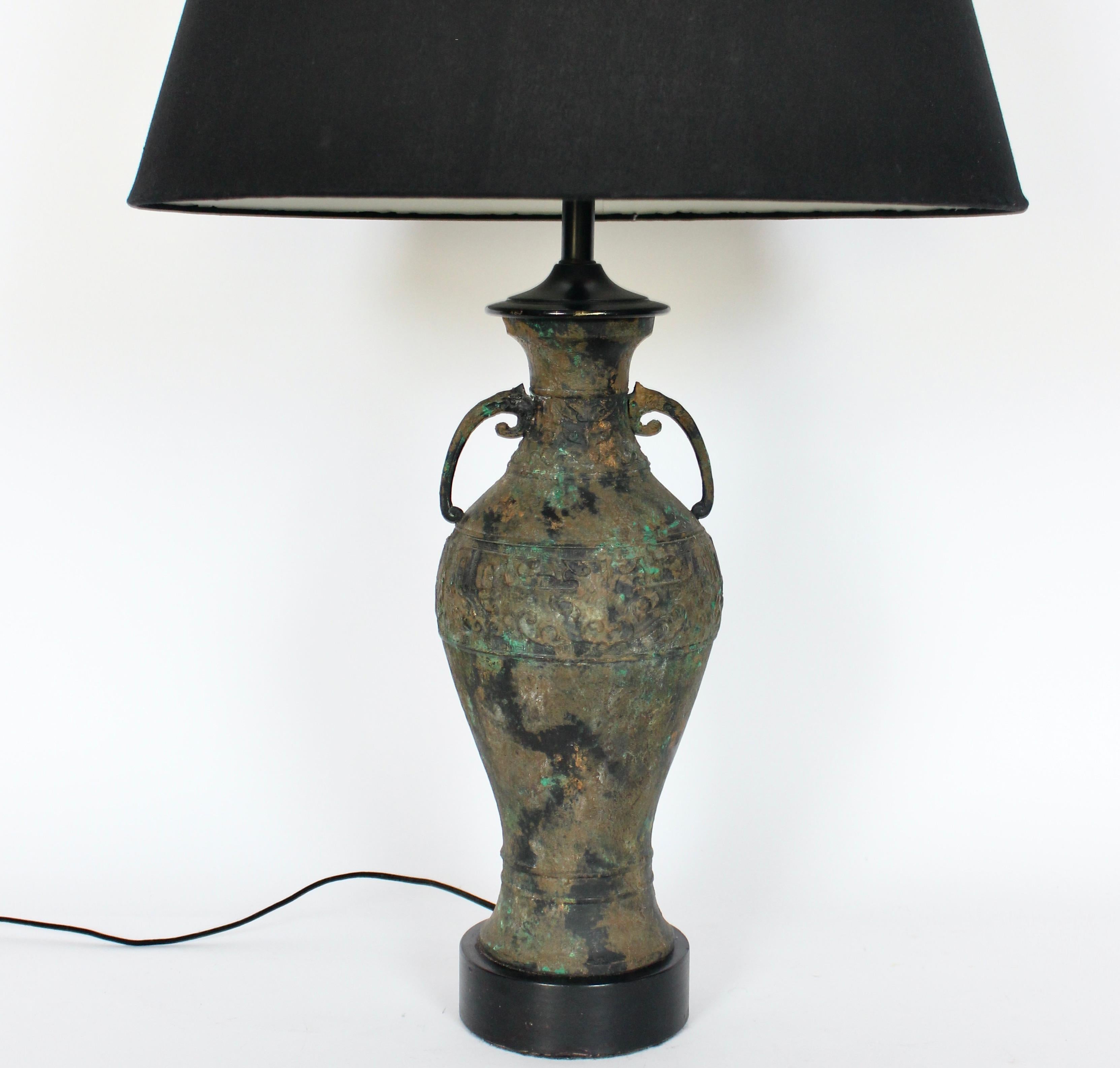 Große Laurel Lamp Company Ancient Asian Style Bronze Verdigris Tischlampe, 1950er Jahre (Mitte des 20. Jahrhunderts) im Angebot
