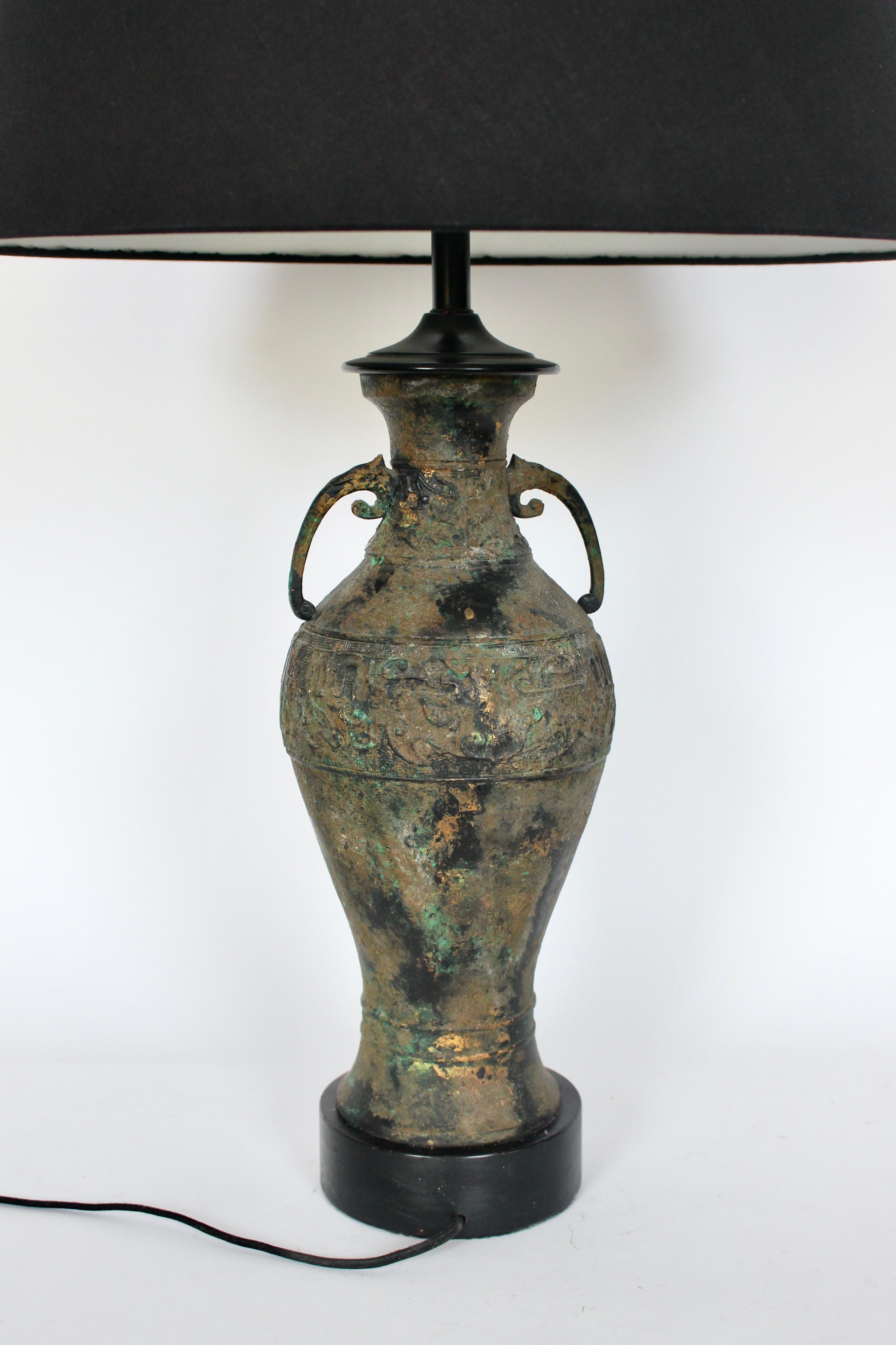 Große Laurel Lamp Company Ancient Asian Style Bronze Verdigris Tischlampe, 1950er Jahre (Messing) im Angebot