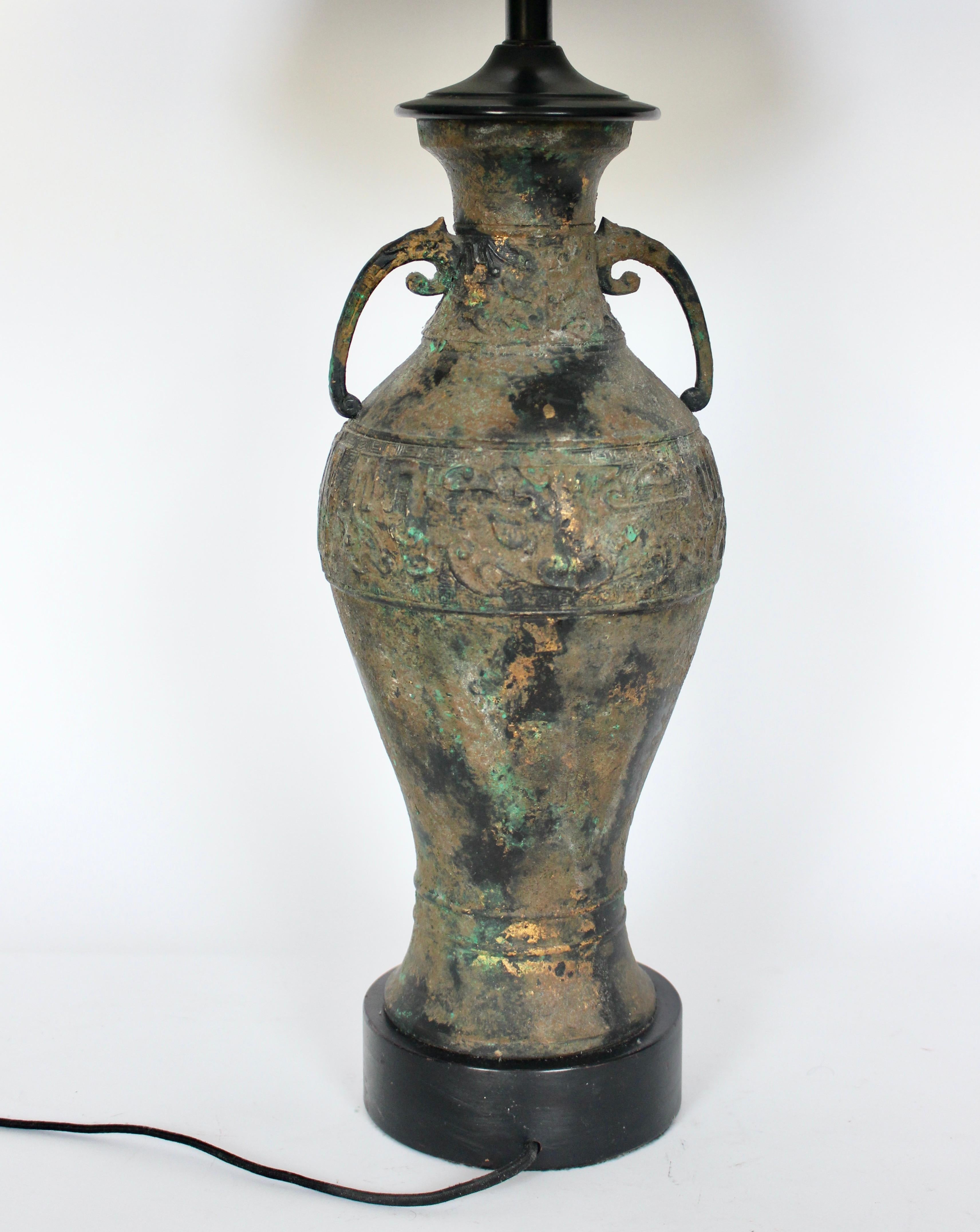 Große Laurel Lamp Company Ancient Asian Style Bronze Verdigris Tischlampe, 1950er Jahre im Angebot 1