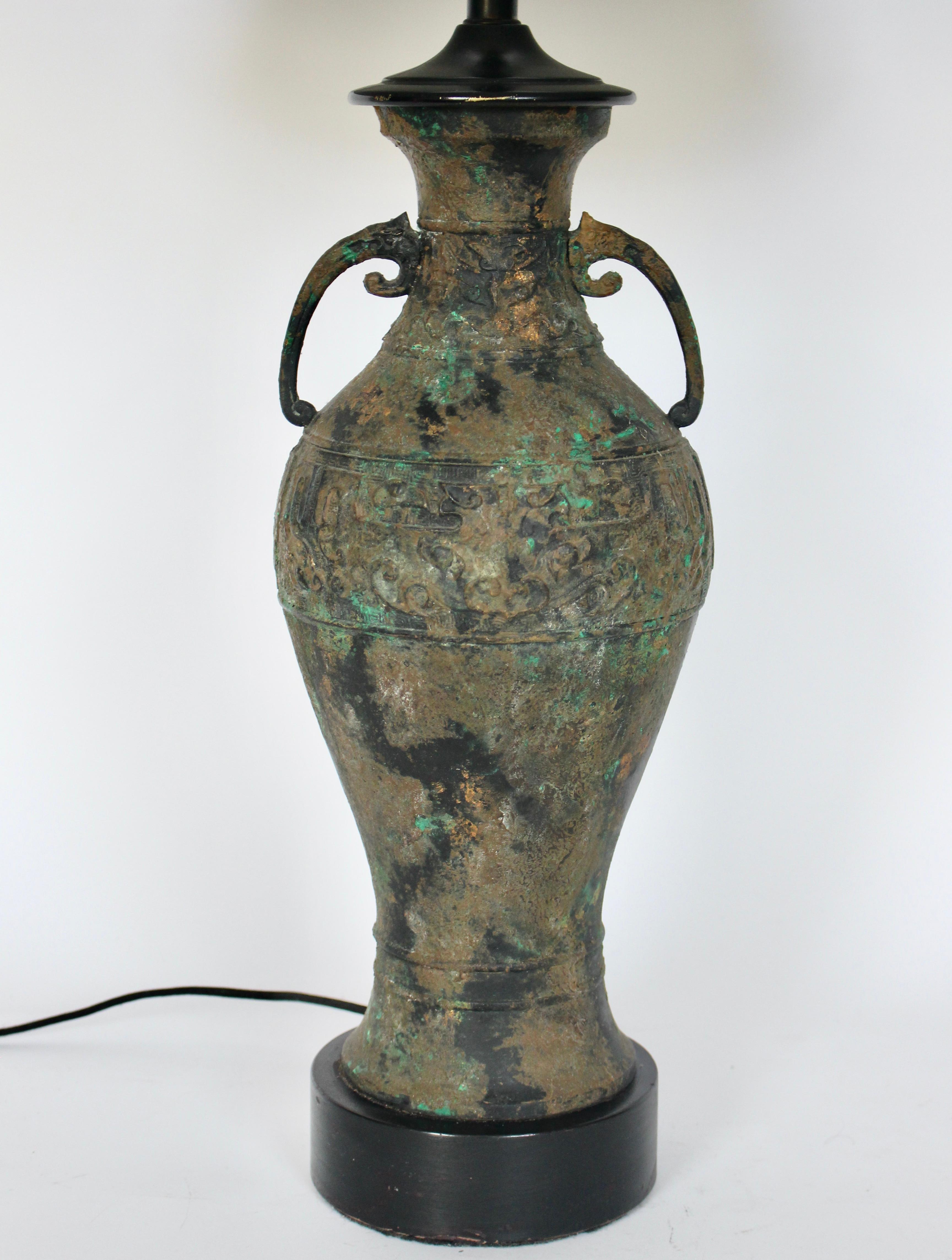 Große Laurel Lamp Company Ancient Asian Style Bronze Verdigris Tischlampe, 1950er Jahre im Angebot 2