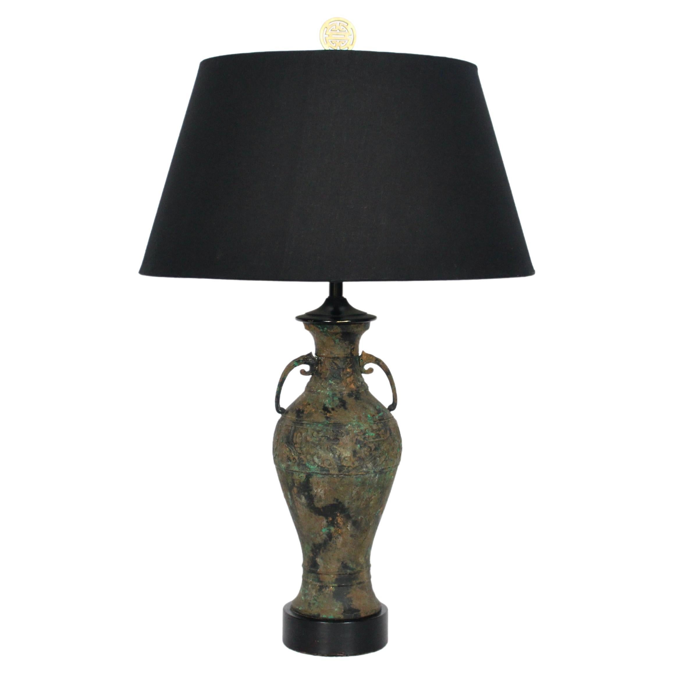 Große Laurel Lamp Company Ancient Asian Style Bronze Verdigris Tischlampe, 1950er Jahre im Angebot