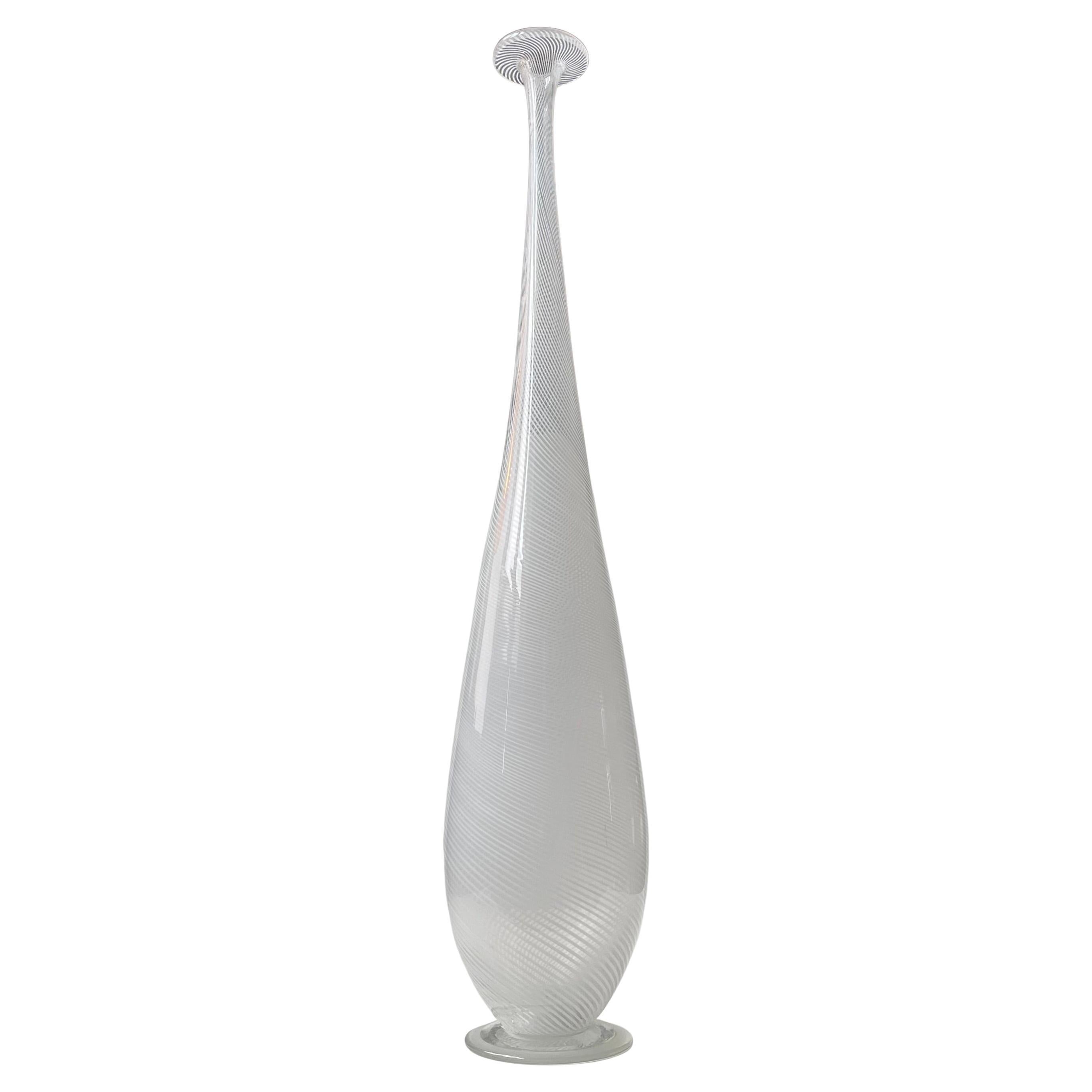 Vaso in vetro artistico a vortice bianco alto e snello nello stile di Dino Martens in vendita