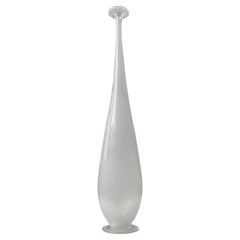 Jarrón alto y esbelto de cristal blanco en espiral al estilo de Dino Martens