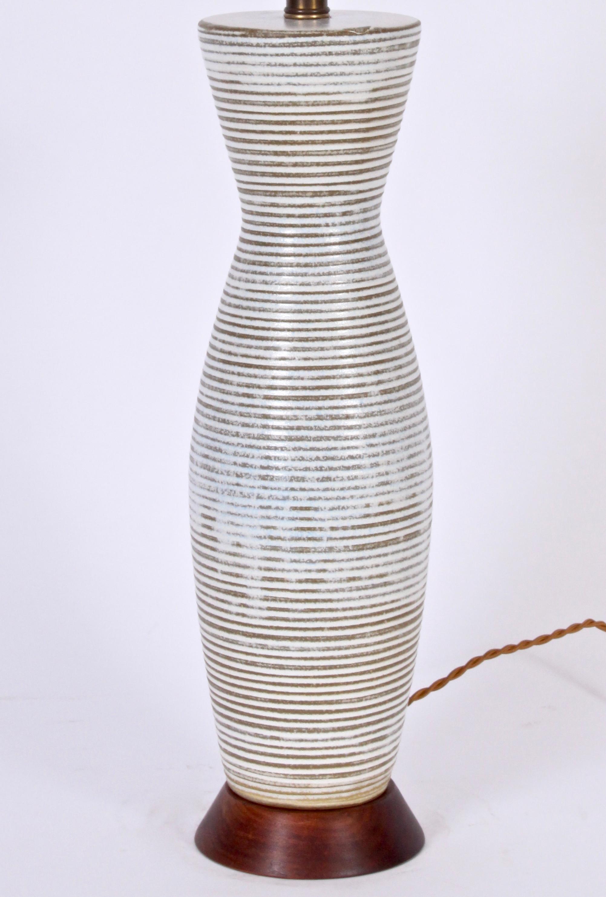 Große Lee Rosen Design Technics Weiß gebänderte Tropfglasur Keramik-Tischlampe, 1950er Jahre (Moderne der Mitte des Jahrhunderts) im Angebot
