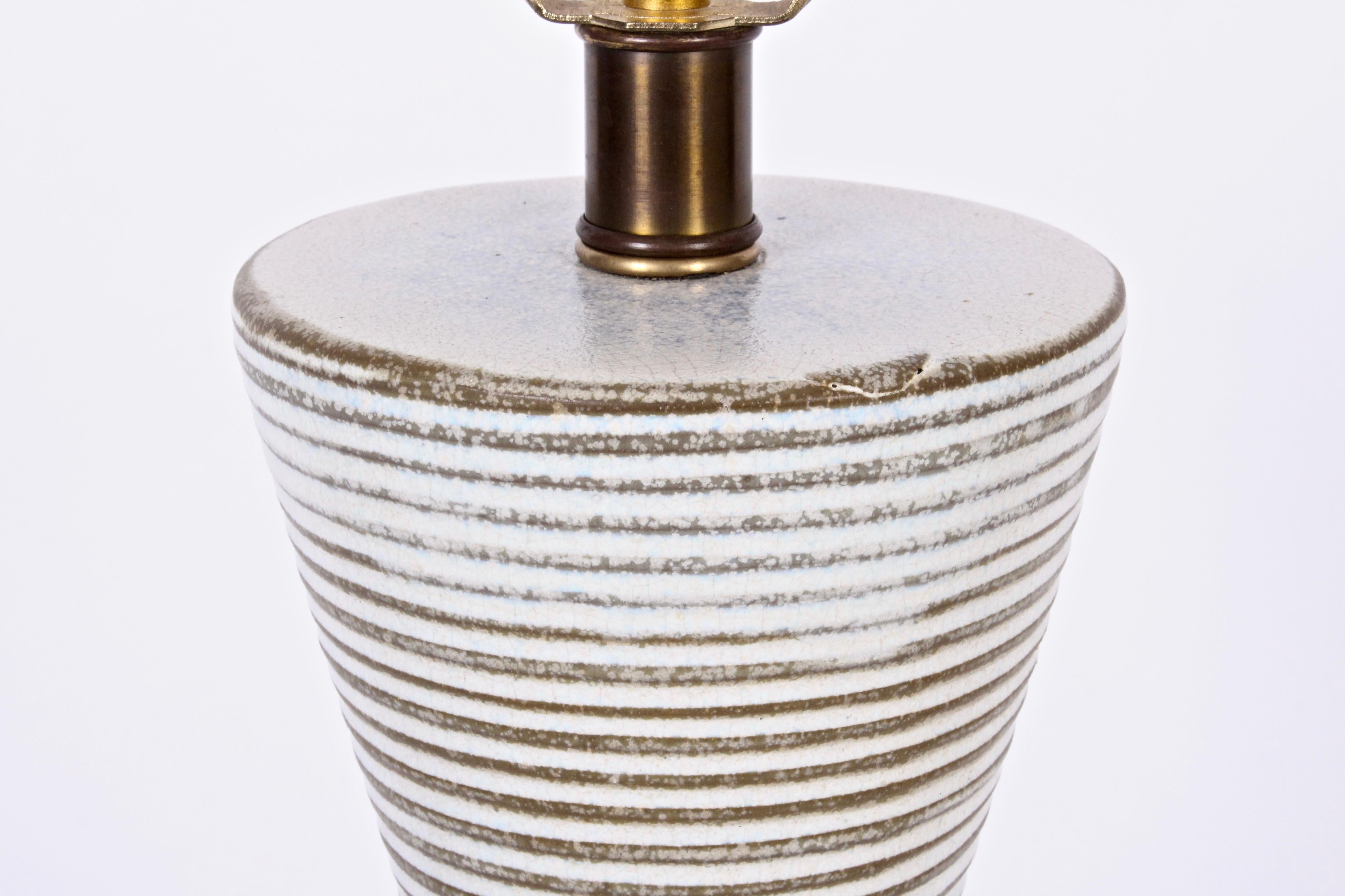 Große Lee Rosen Design Technics Weiß gebänderte Tropfglasur Keramik-Tischlampe, 1950er Jahre (Beschichtet) im Angebot