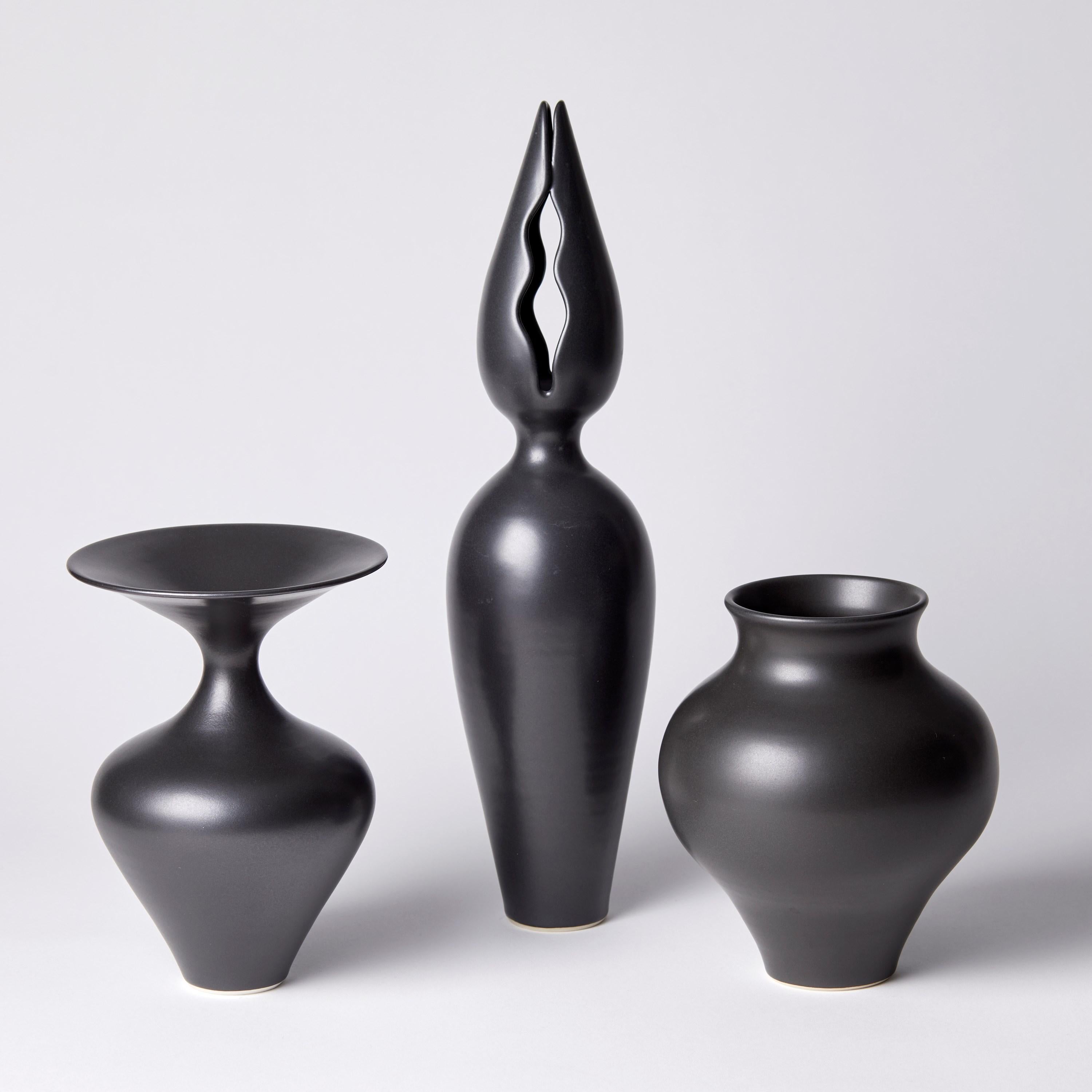 Organique Grand vase Lily, un vase sculptural en porcelaine noire/ébène de Vivienne Foley en vente