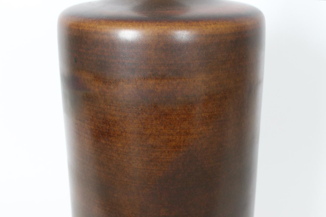 Tall Lotte and Gunnar Bostlund Model 1700 Brown Pottery Table Lamp, 1960's For Sale 3