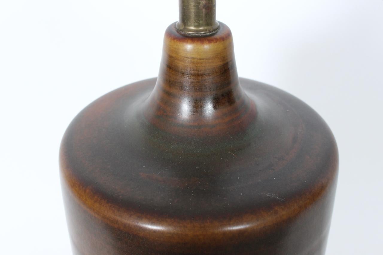 Tall Lotte and Gunnar Bostlund Model 1700 Brown Pottery Table Lamp, 1960's For Sale 5
