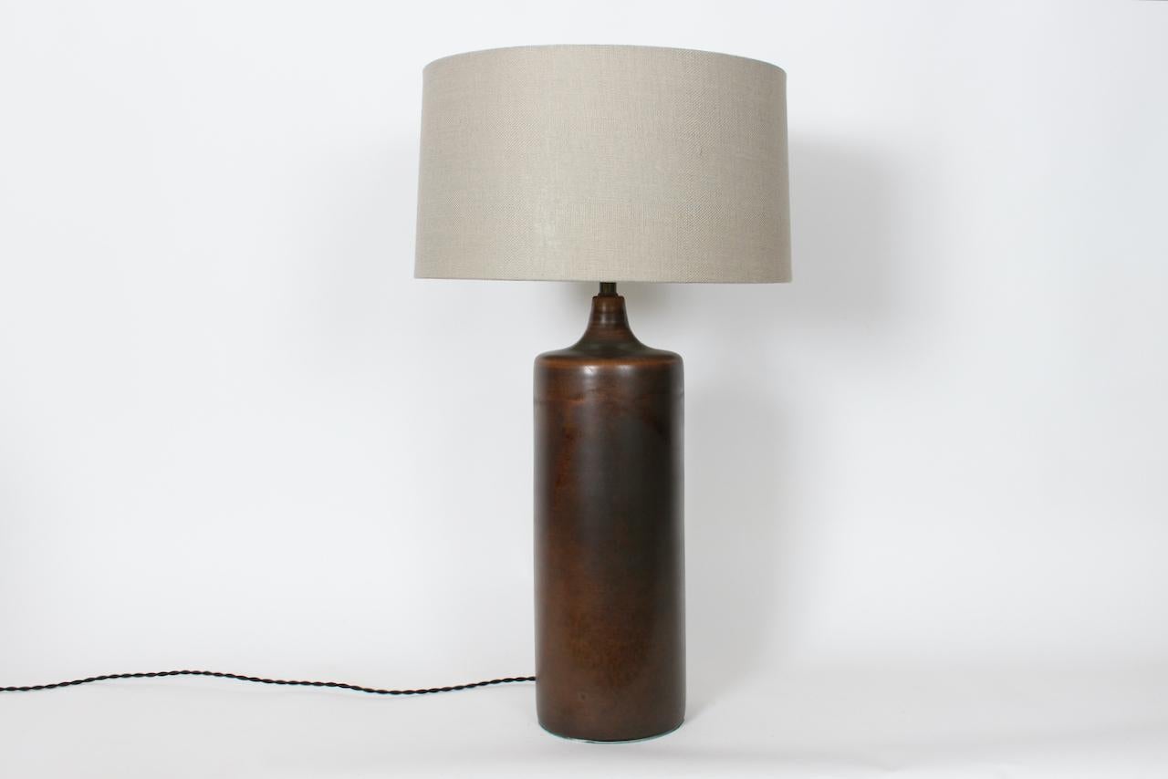 Tall Lotte and Gunnar Bostlund Model 1700 Brown Pottery Table Lamp, 1960's For Sale 10