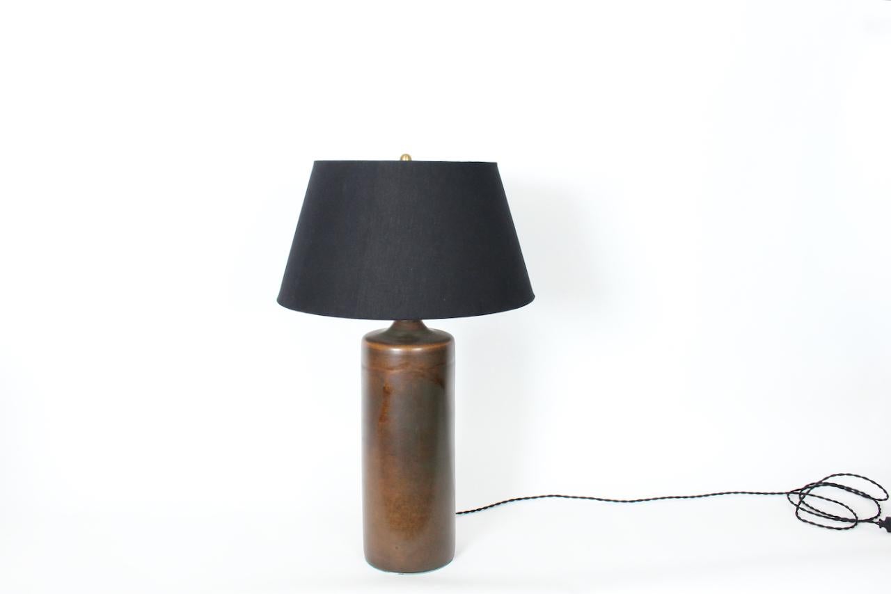 Dänische Moderne Bostlund Modell 1700 Satinierte Steingut Tischlampe. Die klassische Botslund-Keramikform mit horizontaler Streifenglasur in Braun-, Dunkelkakao- und Schokoladentönen. Schwarzer Lampenschirm, nur zur Ansicht und nicht zum Verkauf