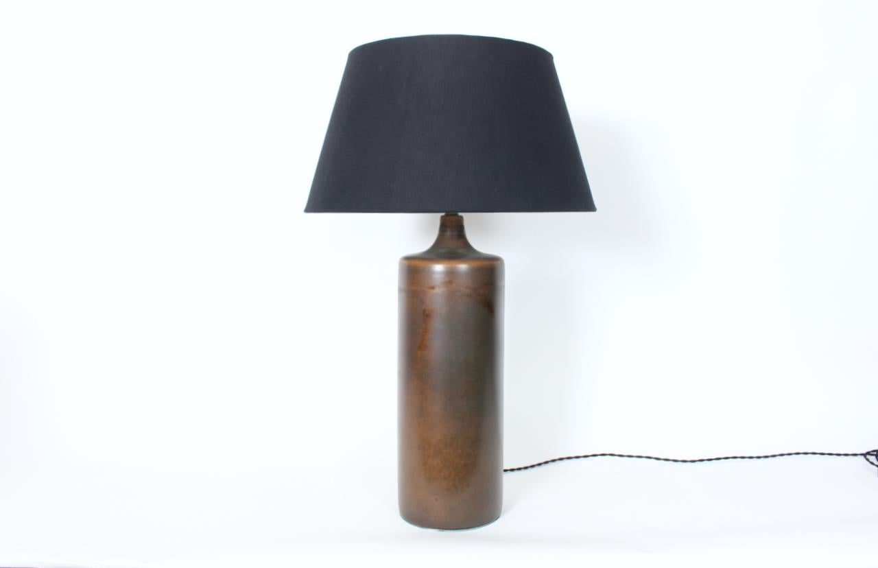 Scandinavian Modern Tall Lotte and Gunnar Bostlund Model 1700 Brown Pottery Table Lamp, 1960's For Sale