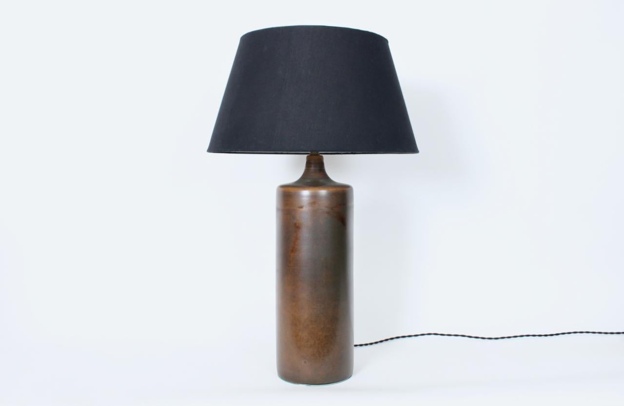 Canadian Tall Lotte and Gunnar Bostlund Model 1700 Brown Pottery Table Lamp, 1960's For Sale
