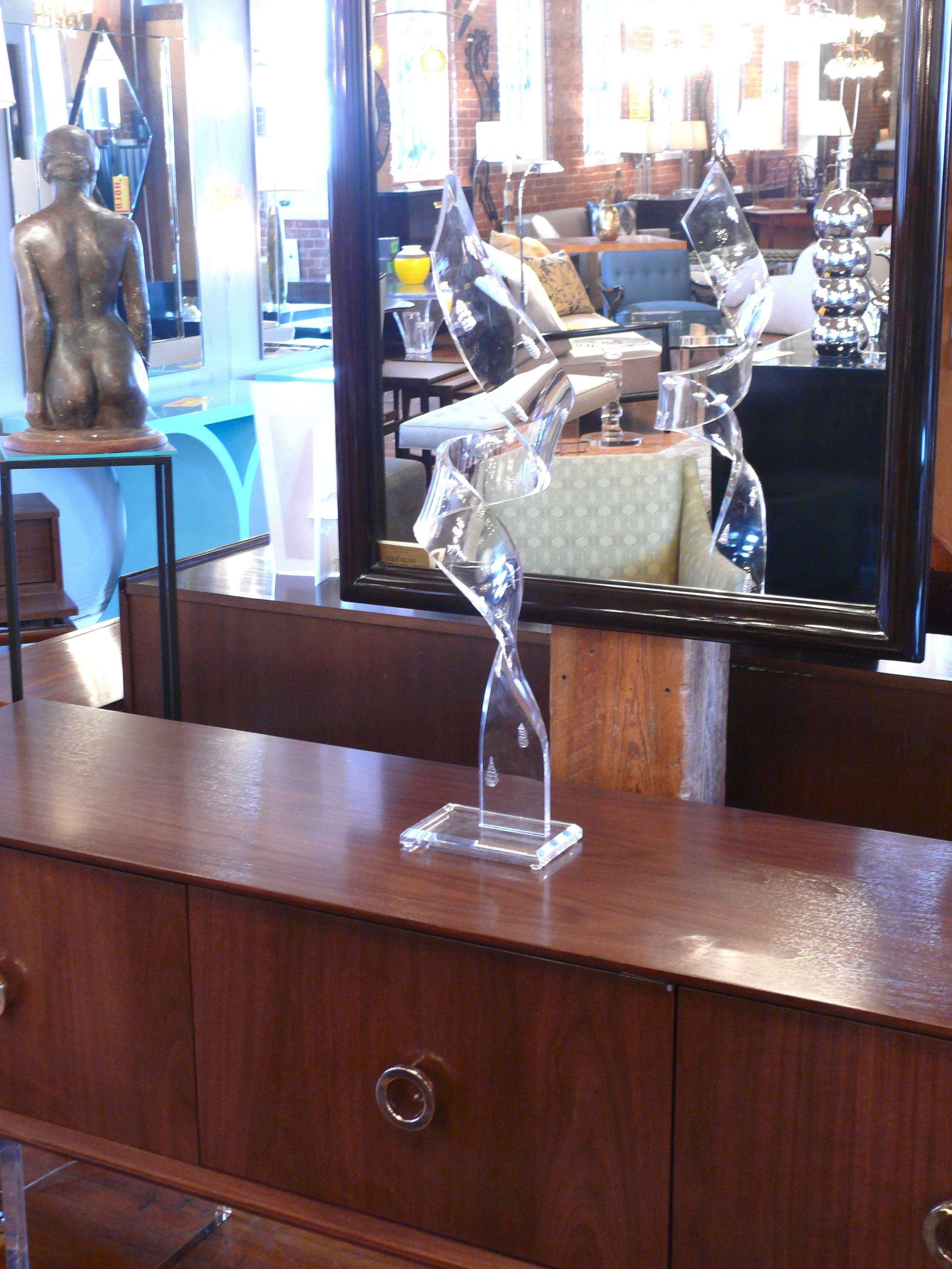 Scultura alta in lucite con conchiglie in vendita 3