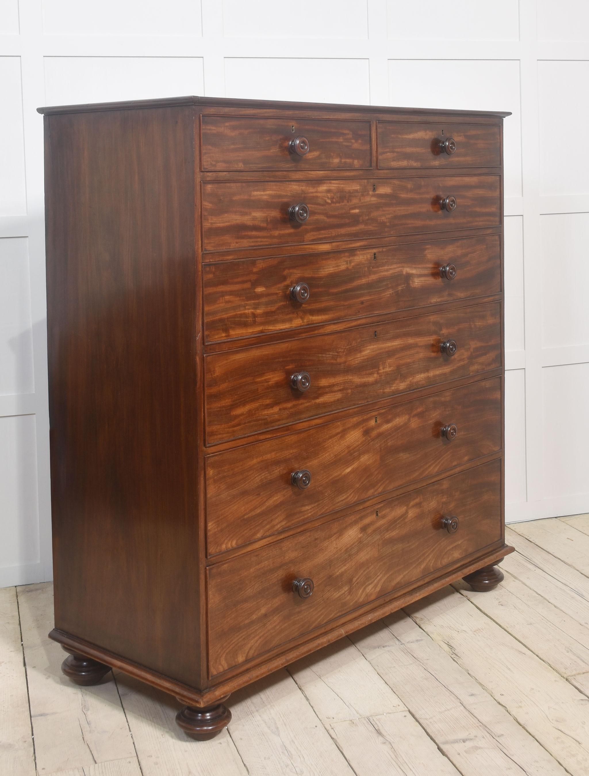 Legno Cassettiera alta in mogano in vendita