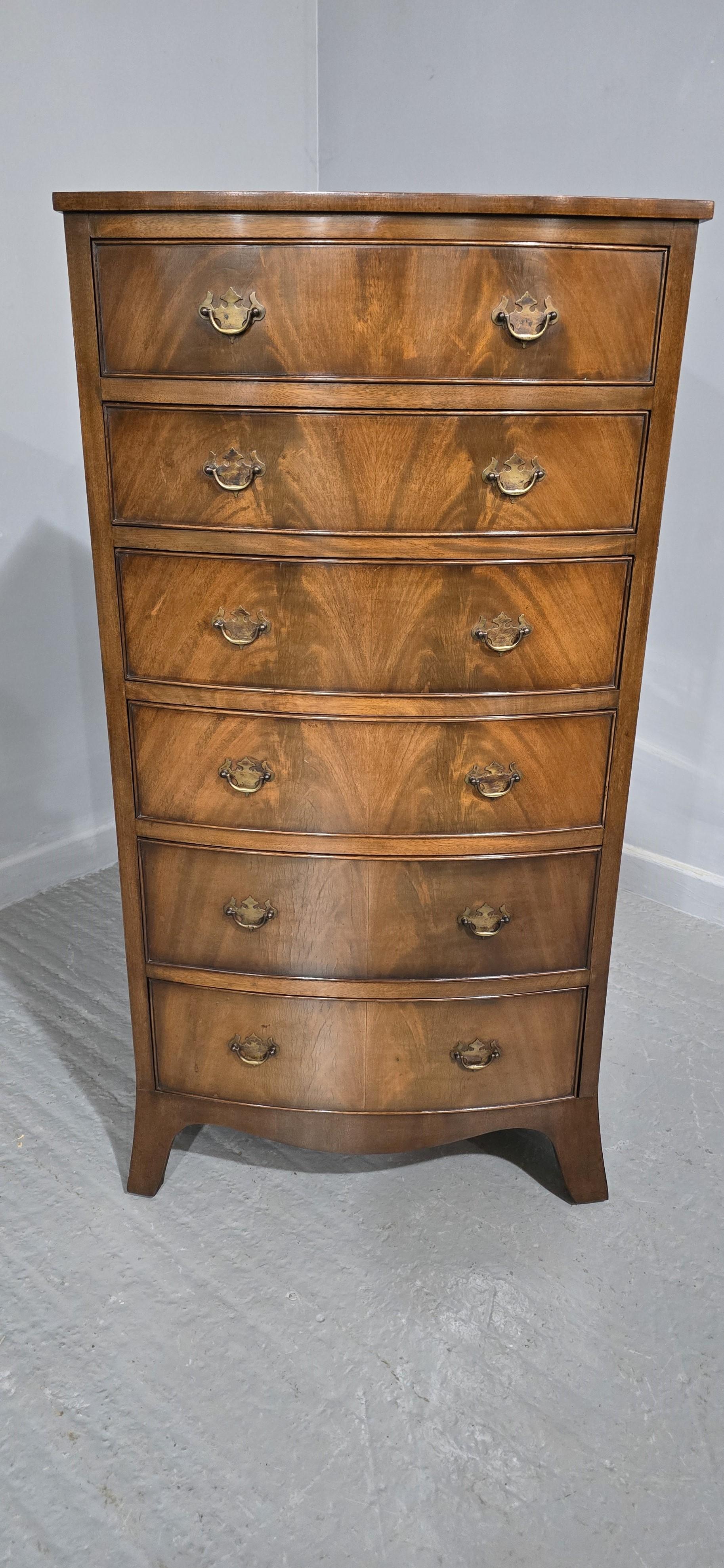 Super quality six drawer mahogany bowed chest of drawers with brass handles and standng on outswept legs, lovely colour and condition.

48