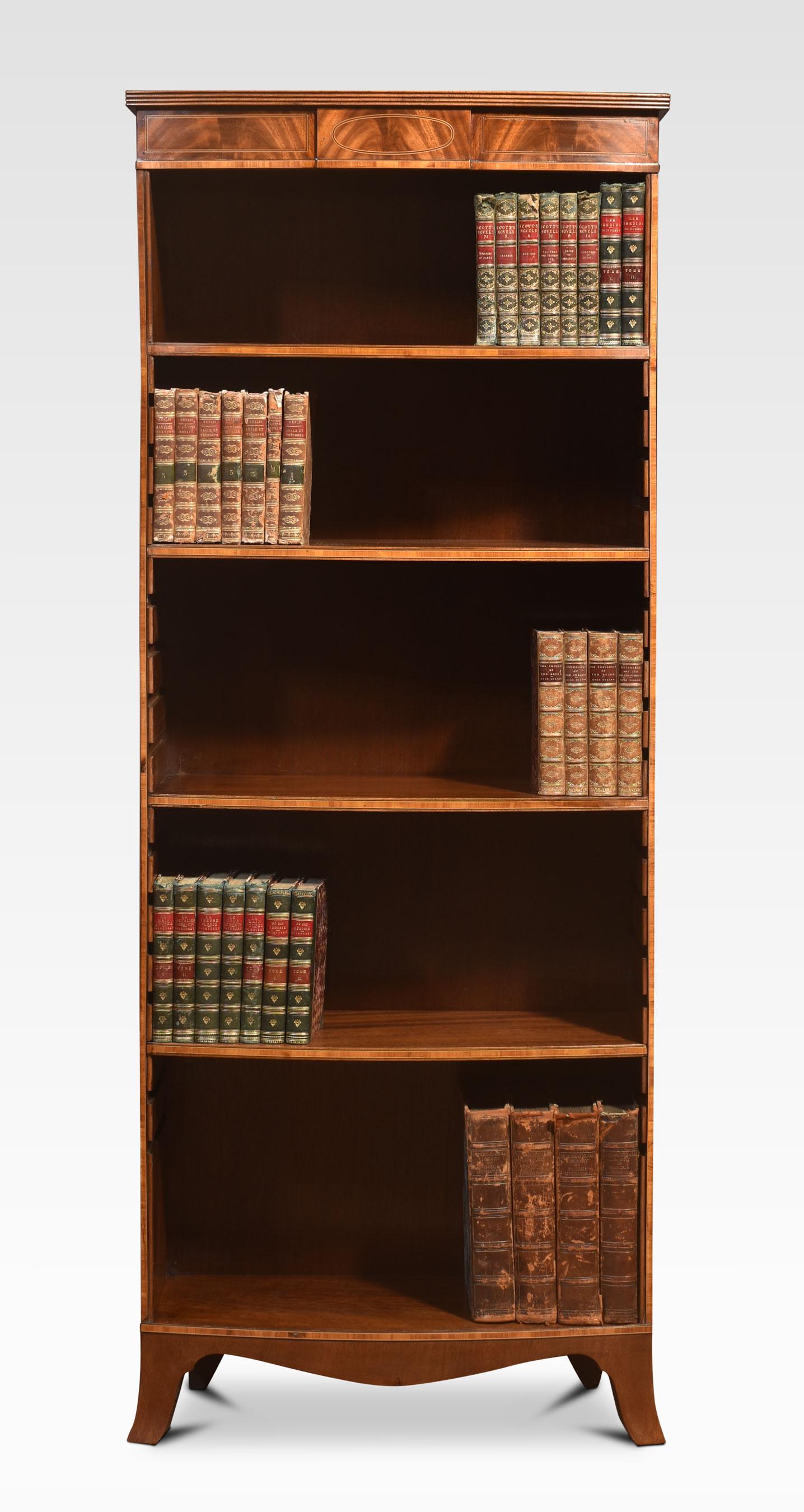 Bow-fronted Mahogany inlaid open bookcase the shaped moulded top above shelved interior. Flanked by satinwood stringing. All raised on a shaped plinth and splayed feet.
Dimensions
Height 60.5 Inches
Width 24 Inches
Depth 10 Inches