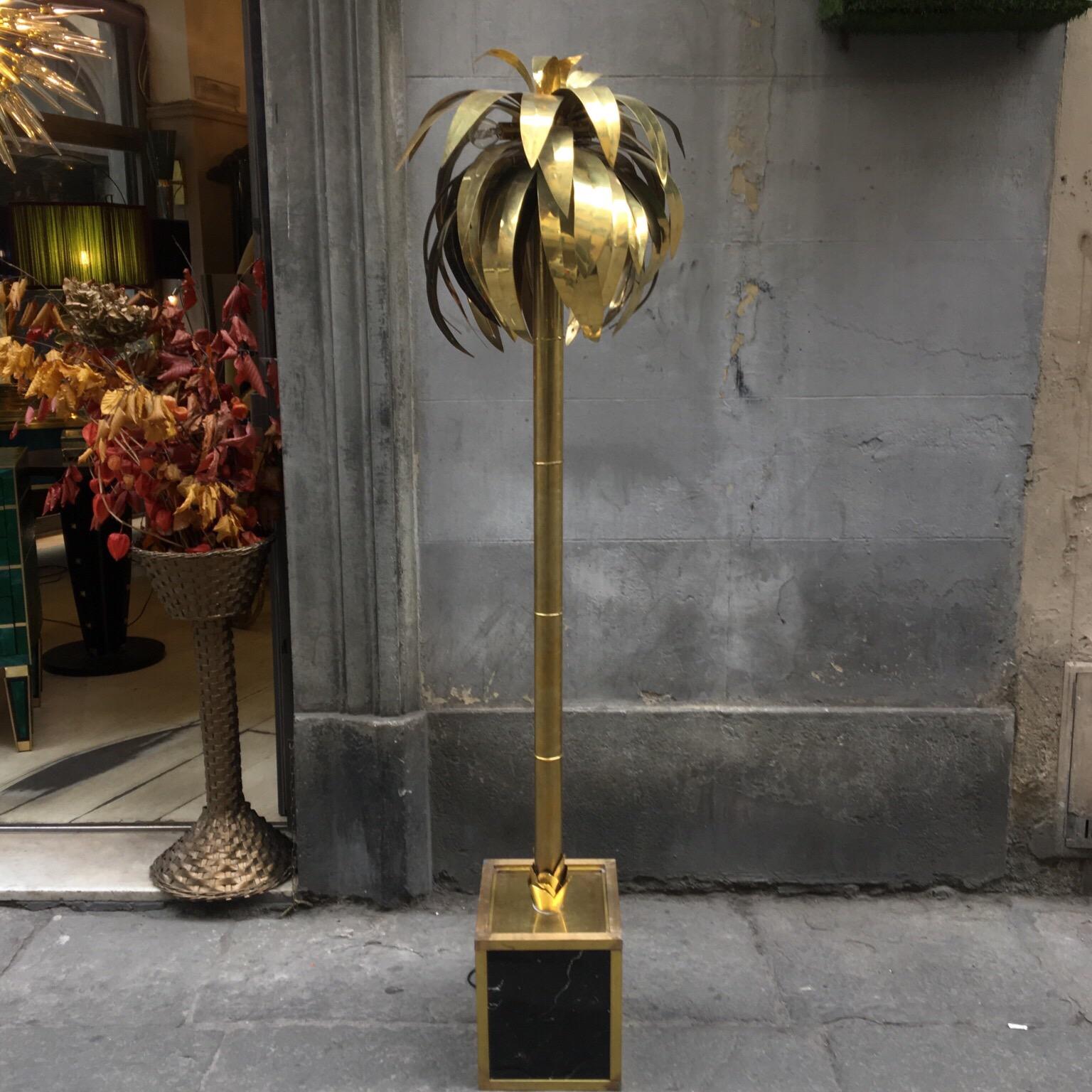 Tall brass palm tree floor lamp with a bamboo upright, brass leaves and black marble rectangular base, signed by Maison Jansen. Five lamps, 4 lamps around the tuft of the plant and one lamp above it. The item shows normal signs of age and use.