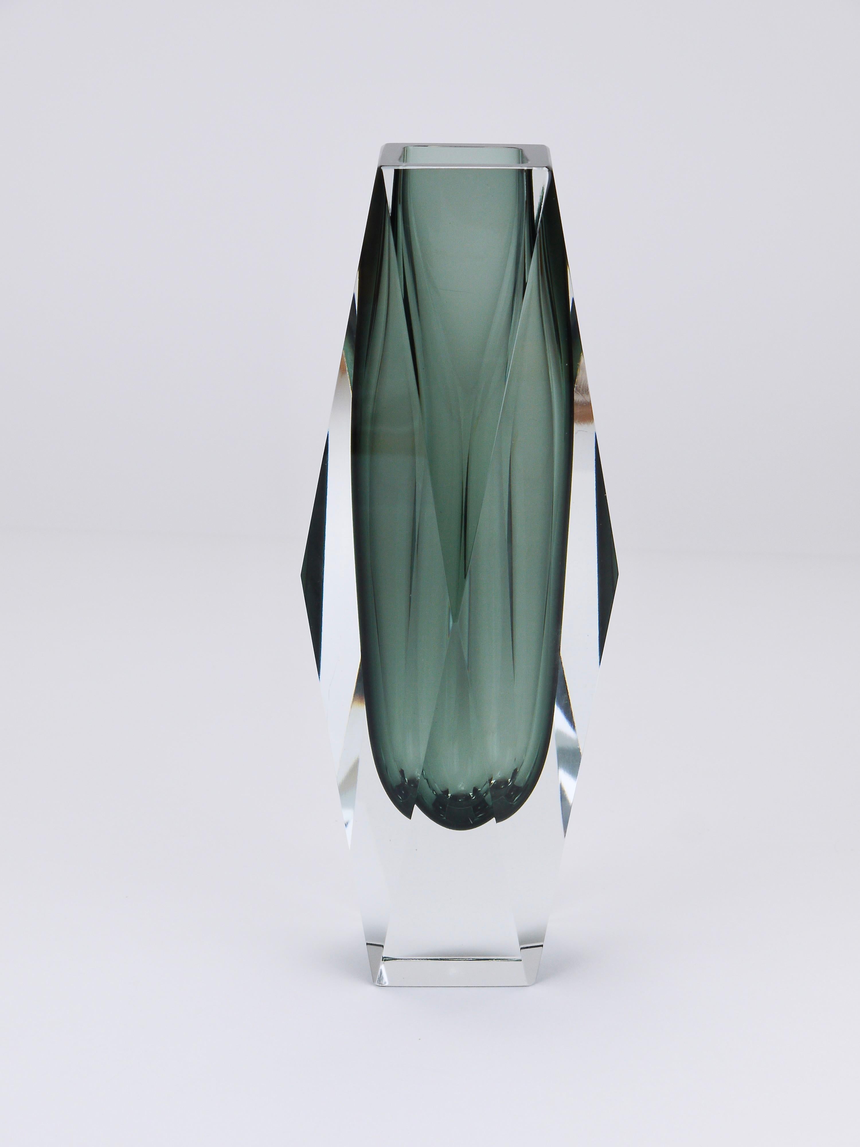 Jarrón alto en bloque de cristal de Murano facetado Mandruzzato Sommerso, Italia, años 60 en venta 3