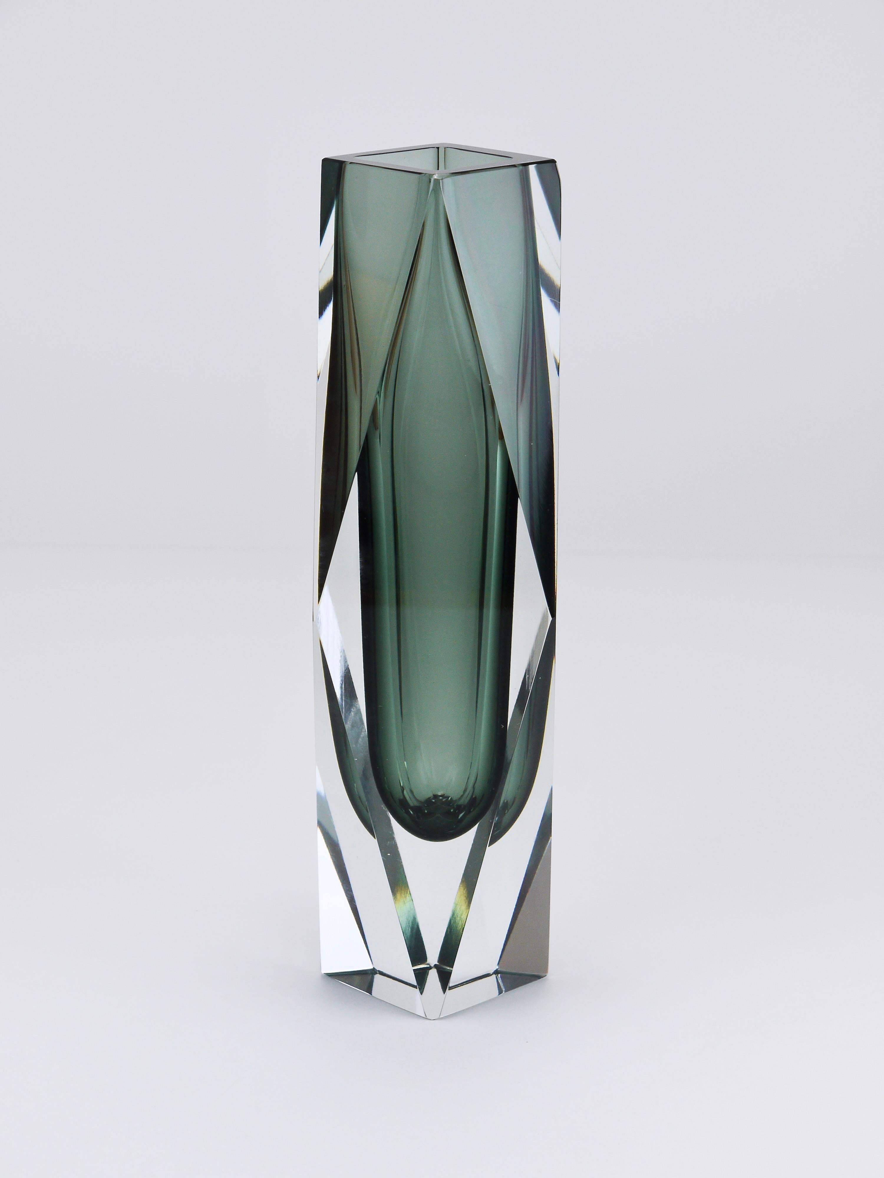 Jarrón alto en bloque de cristal de Murano facetado Mandruzzato Sommerso, Italia, años 60 en venta 5