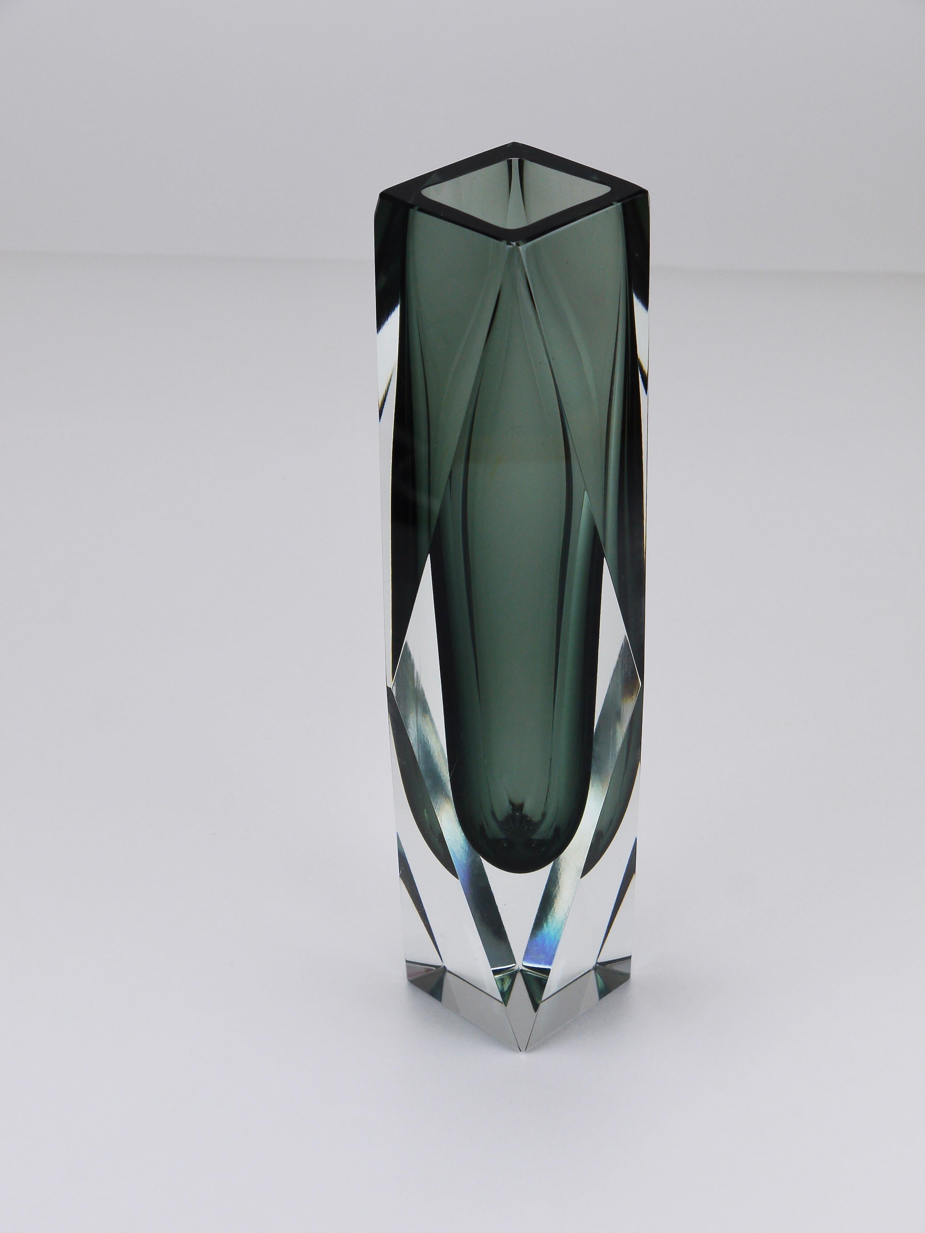 Jarrón alto en bloque de cristal de Murano facetado Mandruzzato Sommerso, Italia, años 60 en venta 7