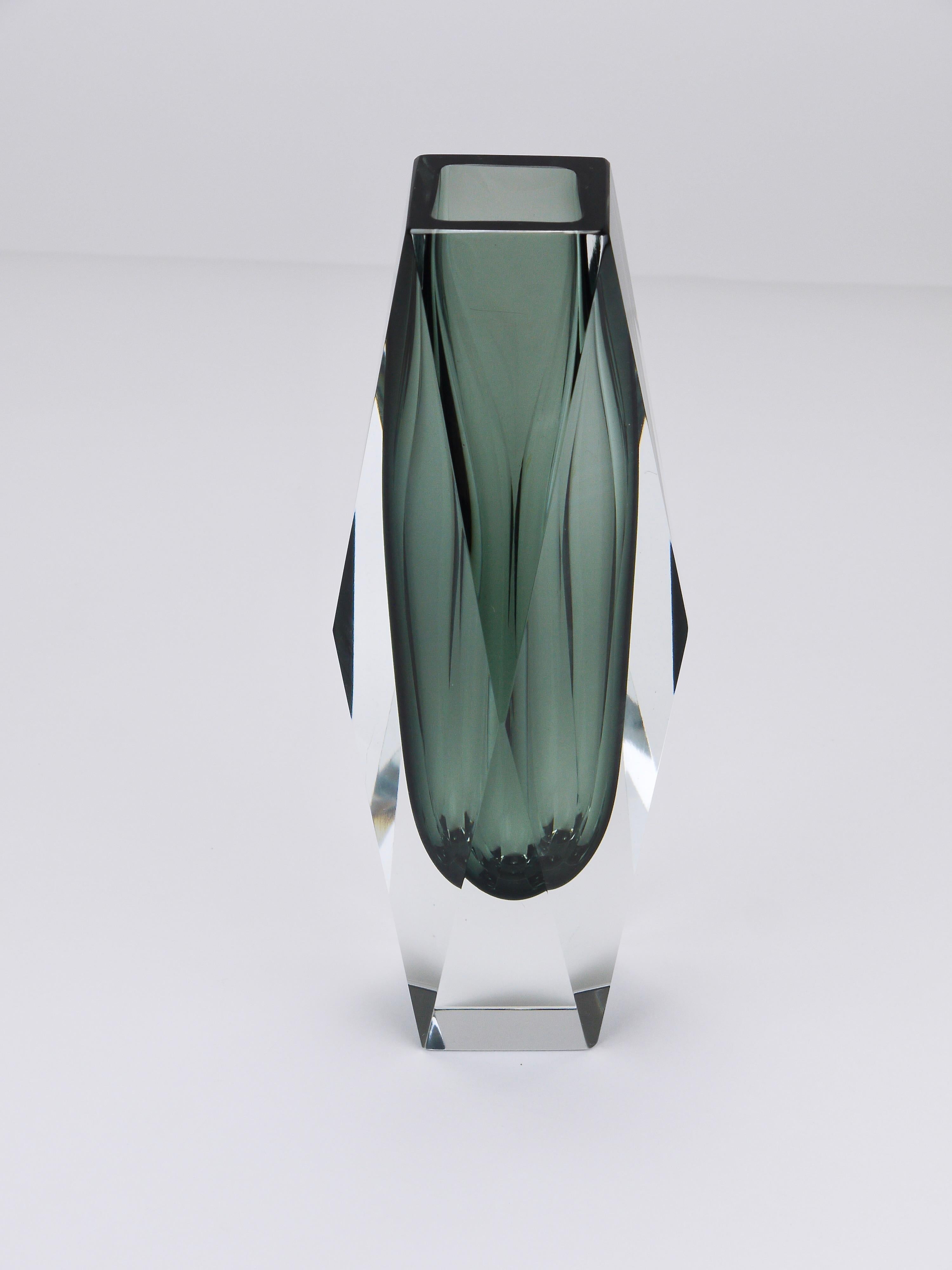 Jarrón alto en bloque de cristal de Murano facetado Mandruzzato Sommerso, Italia, años 60 en venta 8