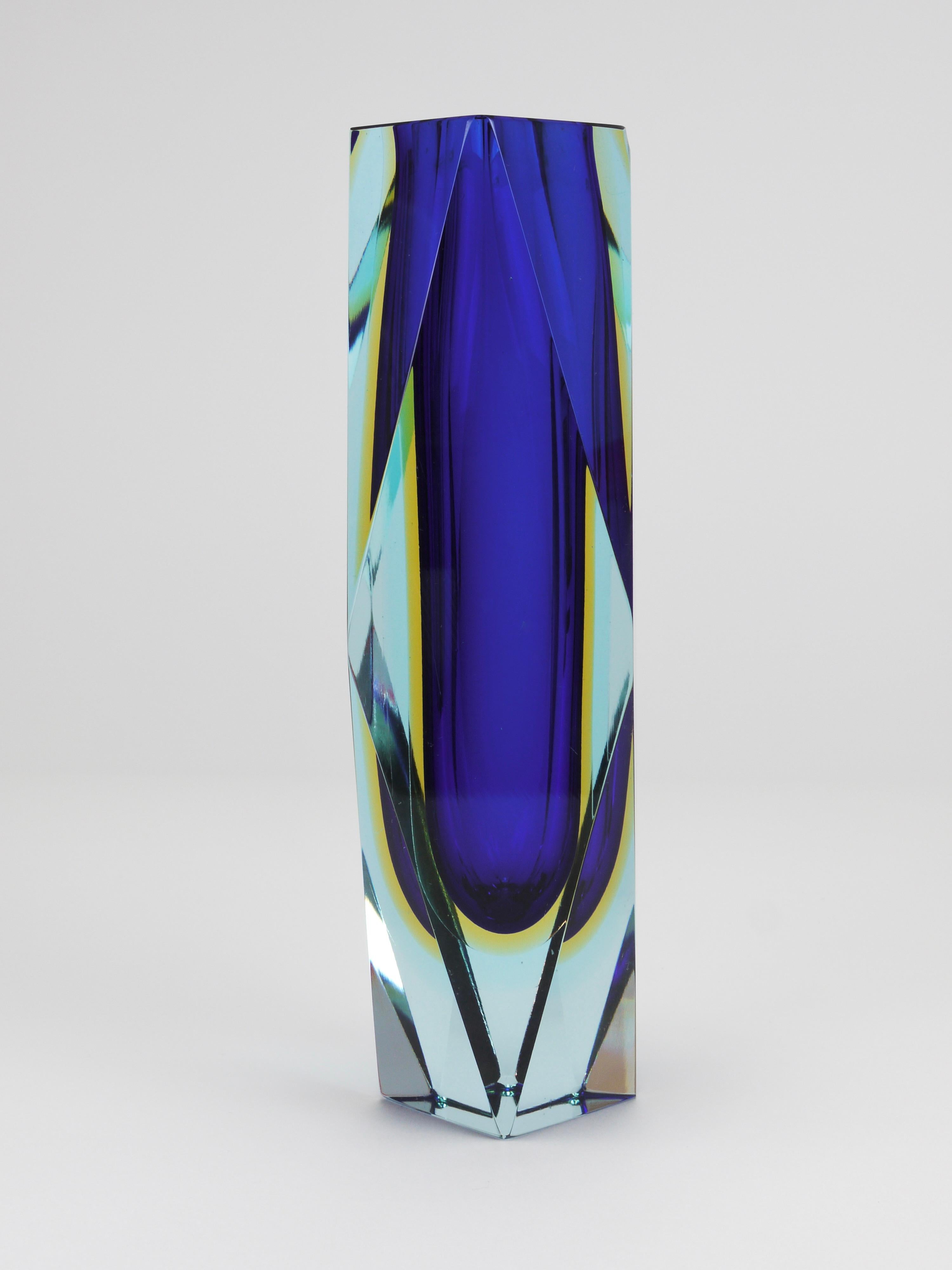 Uno splendido vaso in vetro artistico di Murano di grandi dimensioni degli anni '60, soffiato a mano dalla fornace di Luigi Mandruzzato (Molatura Vetri Murano). Realizzato con la tecnica del sommerso - sviluppata e perfezionata a Murano e
