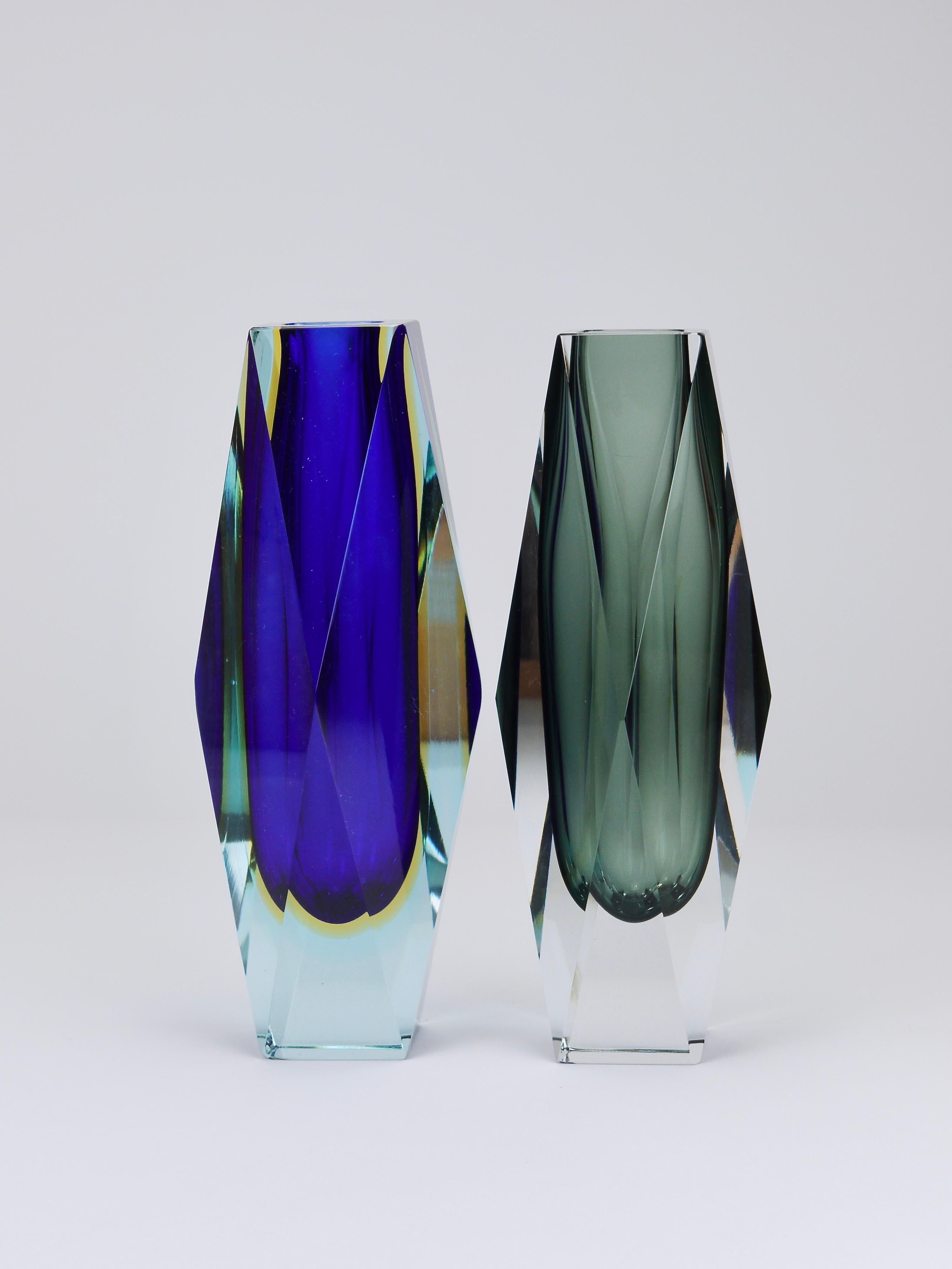 Impresionante jarrón grande de cristal artístico de Murano de la década de 1960, soplado a mano por el horno Luigi Mandruzzato (Molatura Vetri Murano). Elaborada con la técnica del sommerso -desarrollada y perfeccionada en Murano y famosa por los
