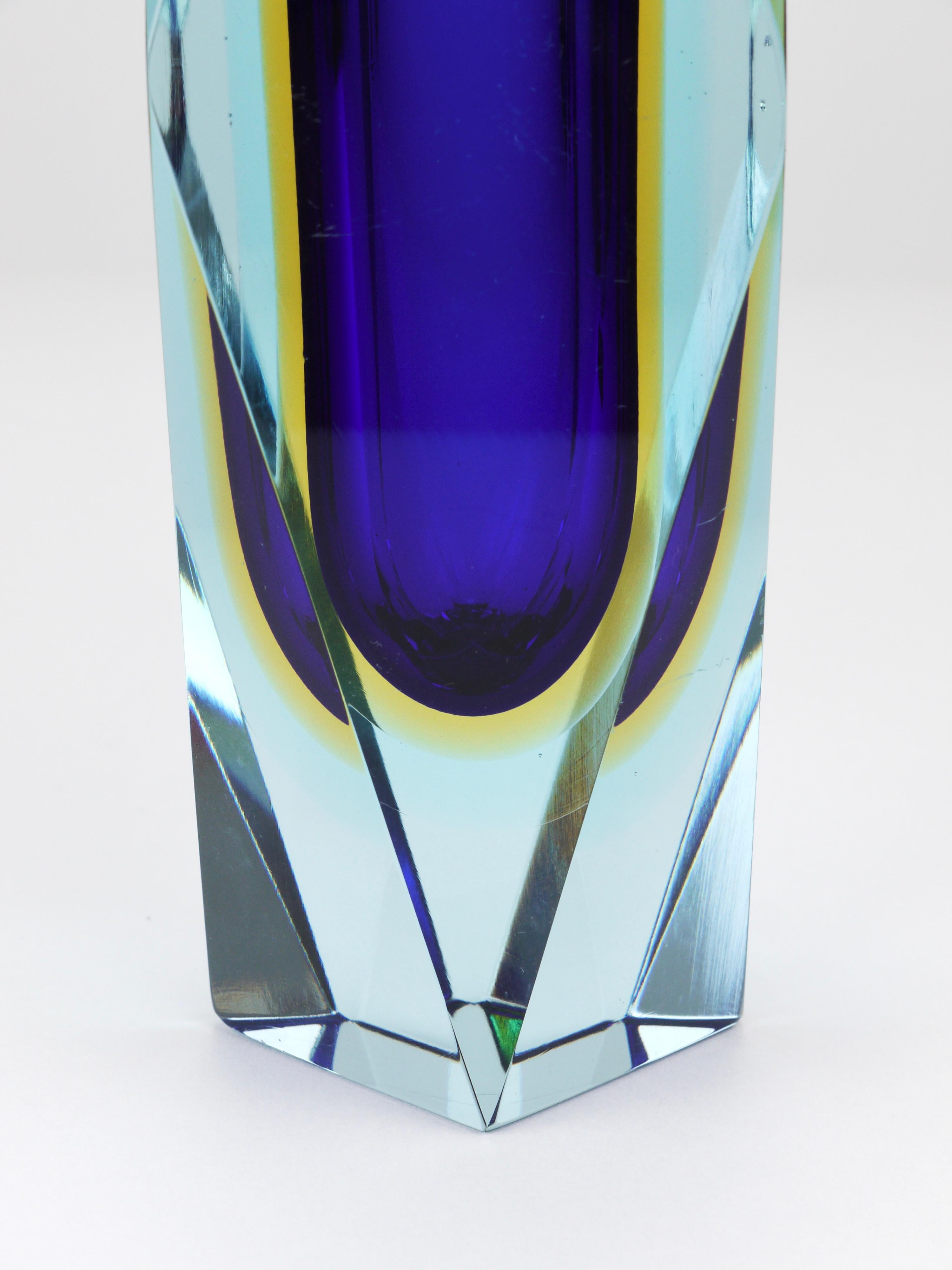 Mid-Century moderno Vaso alto Mandruzzato Sommerso in vetro di Murano sfaccettato, Italia, anni '60 in vendita
