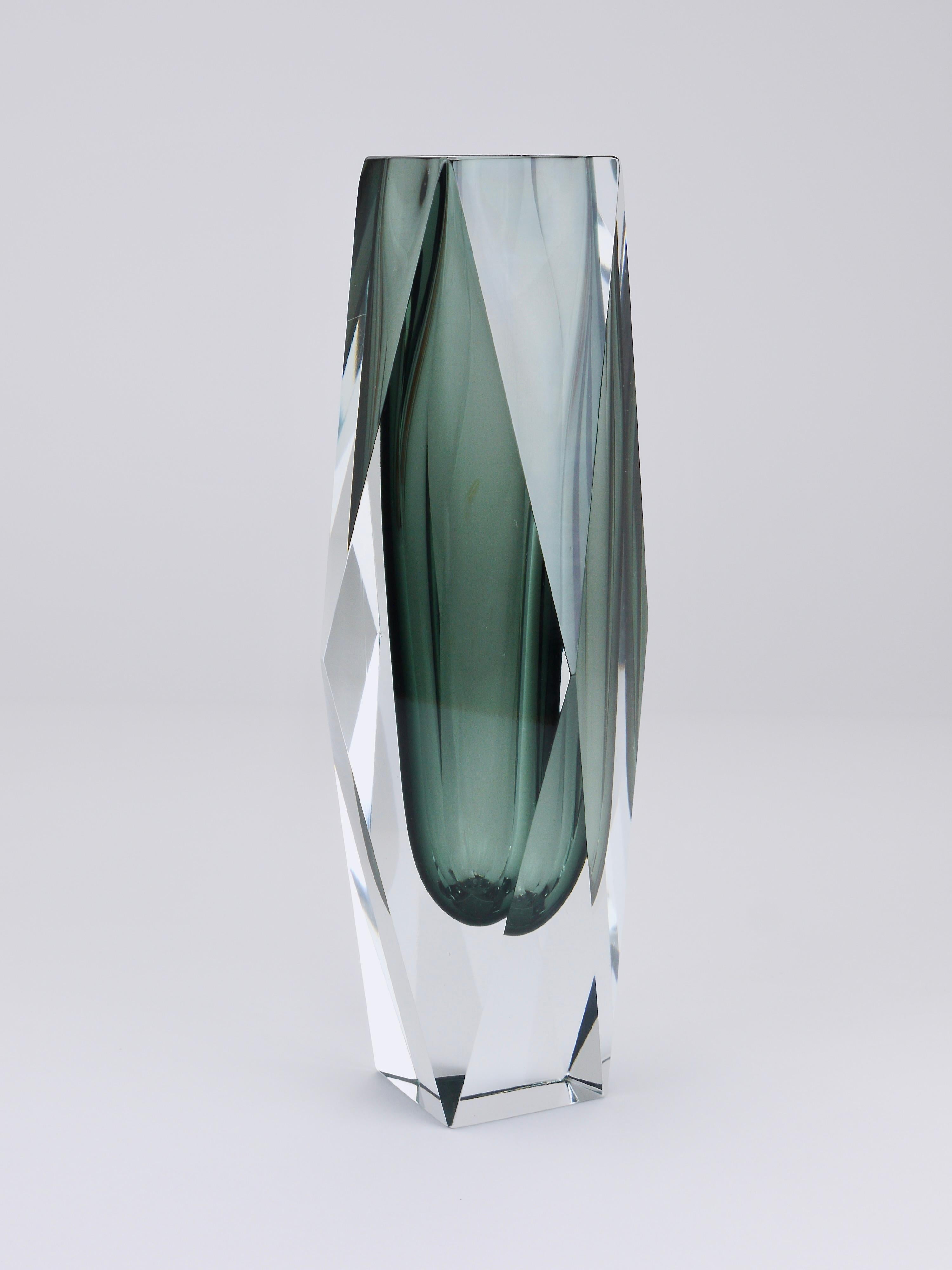Jarrón alto en bloque de cristal de Murano facetado Mandruzzato Sommerso, Italia, años 60 Italiano en venta