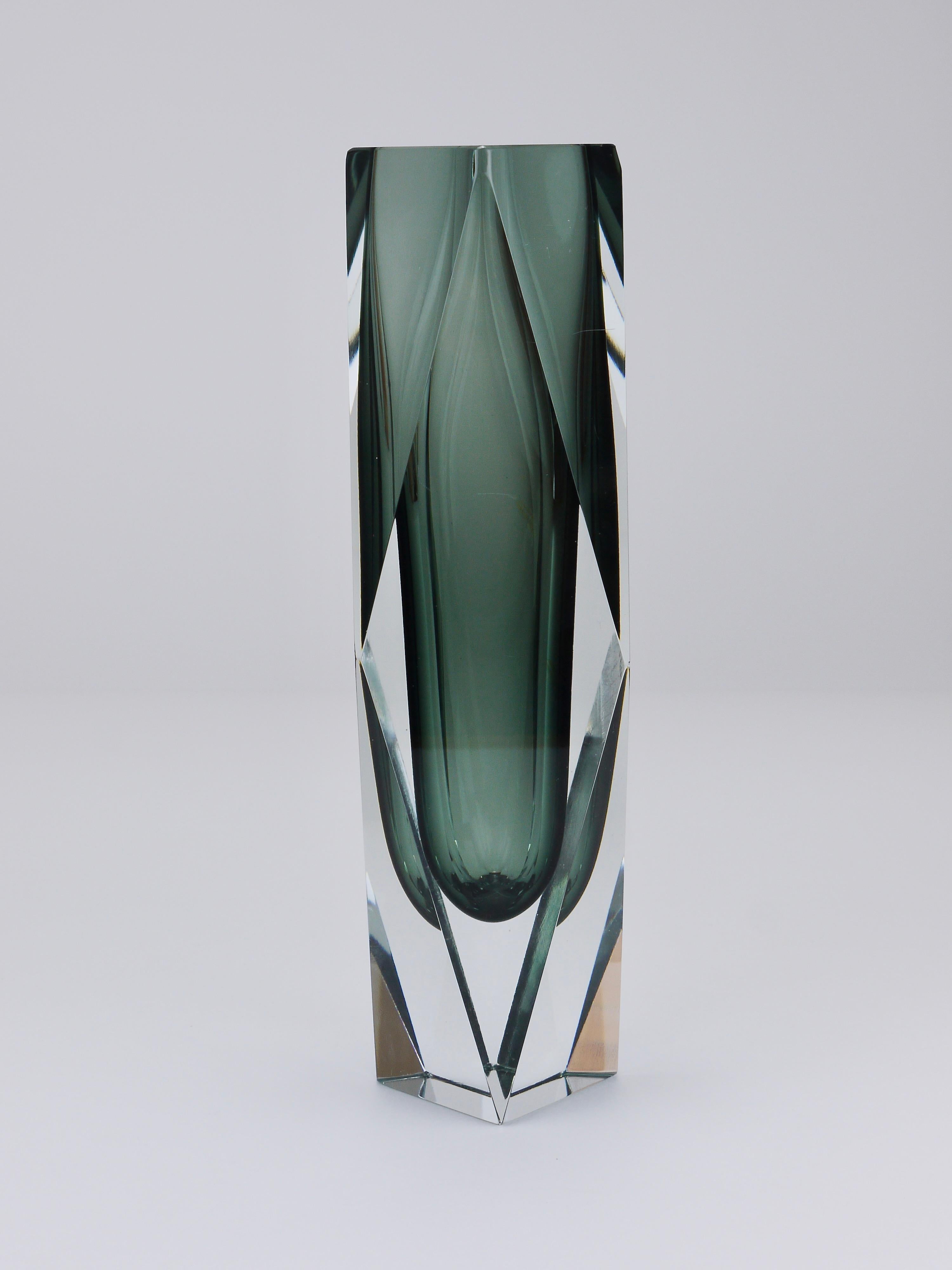 Jarrón alto en bloque de cristal de Murano facetado Mandruzzato Sommerso, Italia, años 60 Facetado en venta