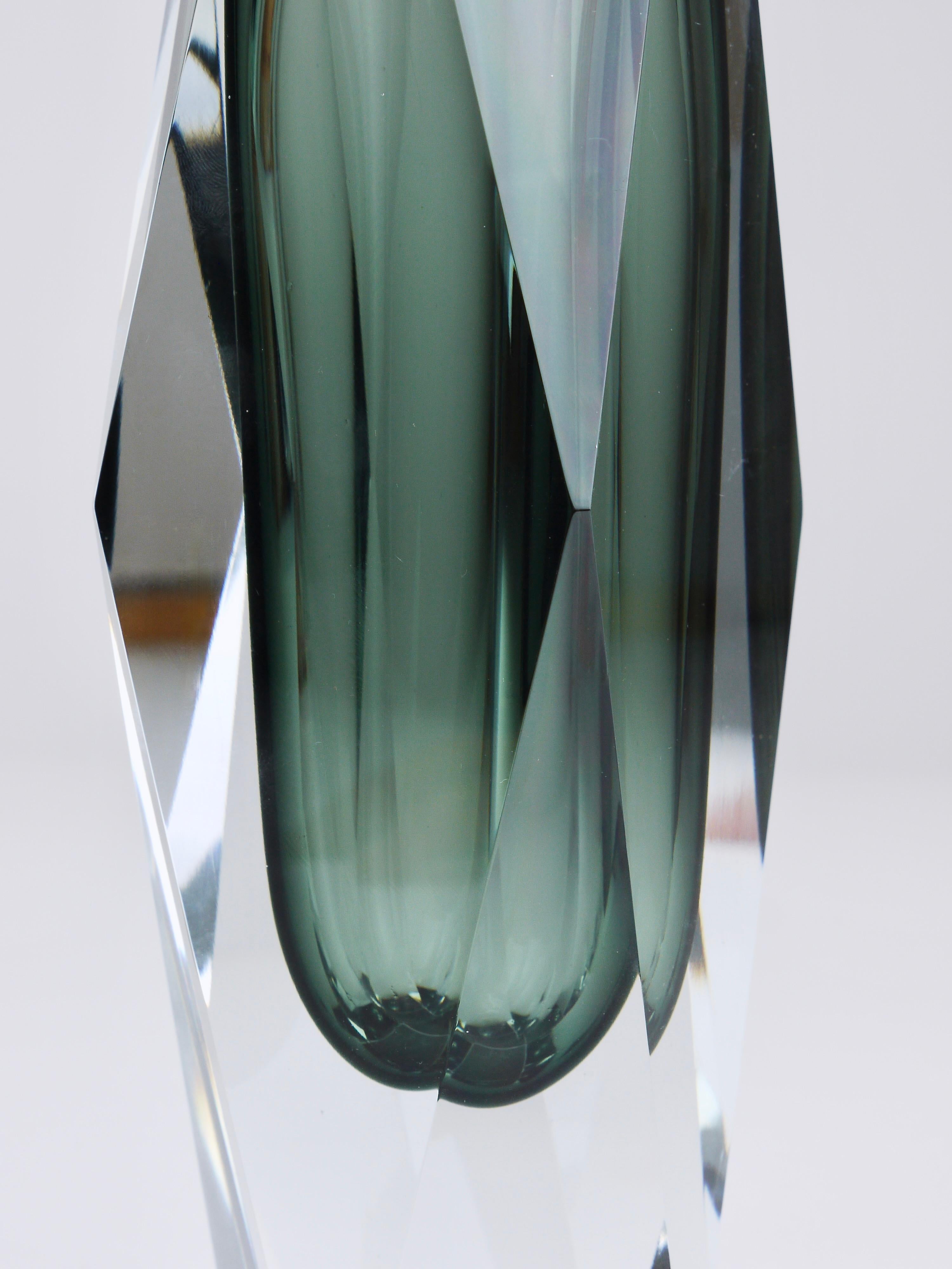 Jarrón alto en bloque de cristal de Murano facetado Mandruzzato Sommerso, Italia, años 60 siglo XX en venta