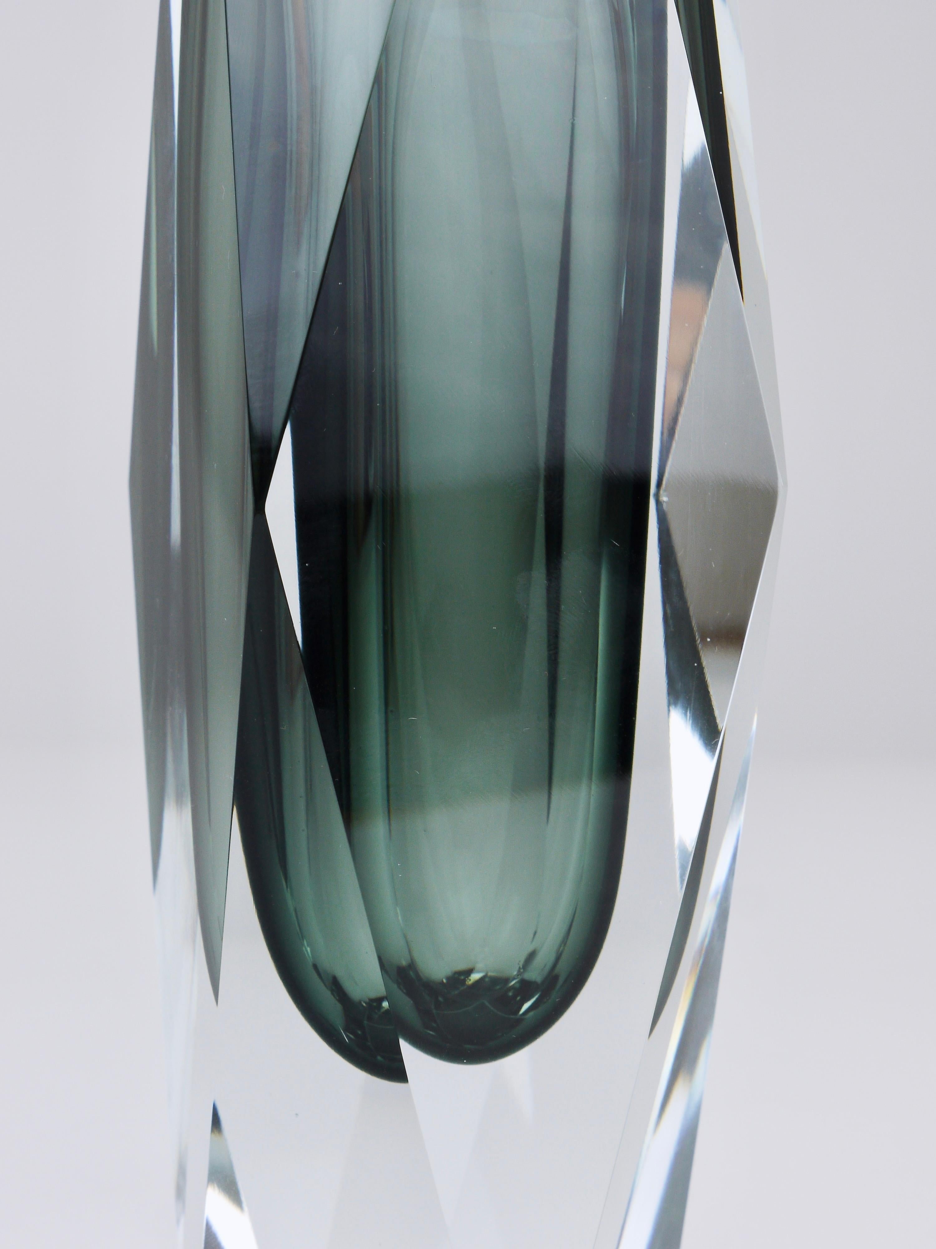 Jarrón alto en bloque de cristal de Murano facetado Mandruzzato Sommerso, Italia, años 60 Vidrio artístico en venta