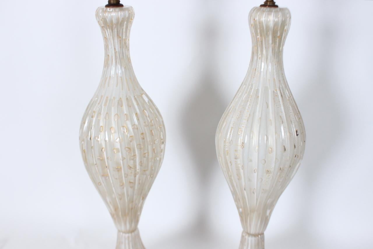 Lampade da tavolo alte in vetro a coste bianche e trasparenti di Murano con inclusioni d'oro in vendita 2