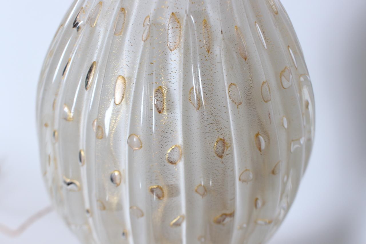 Lampade da tavolo alte in vetro a coste bianche e trasparenti di Murano con inclusioni d'oro in vendita 3